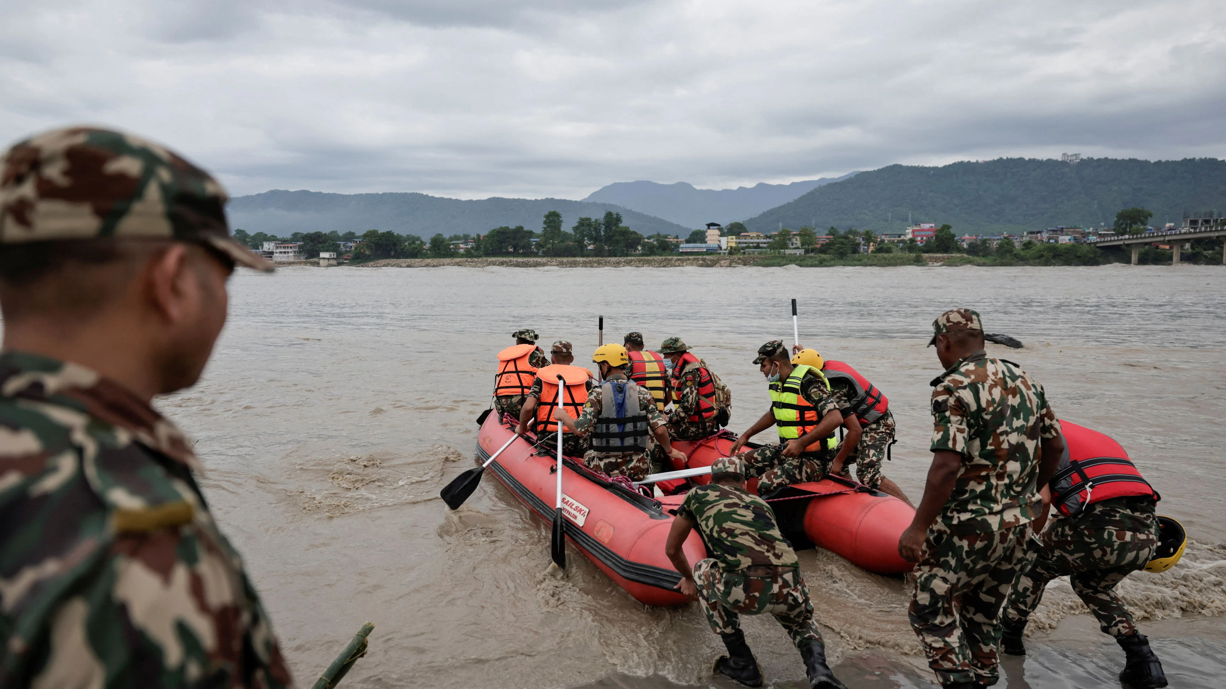 Heute.at - Sturzflut im Himalaya – schon 900 Tote bestätigt