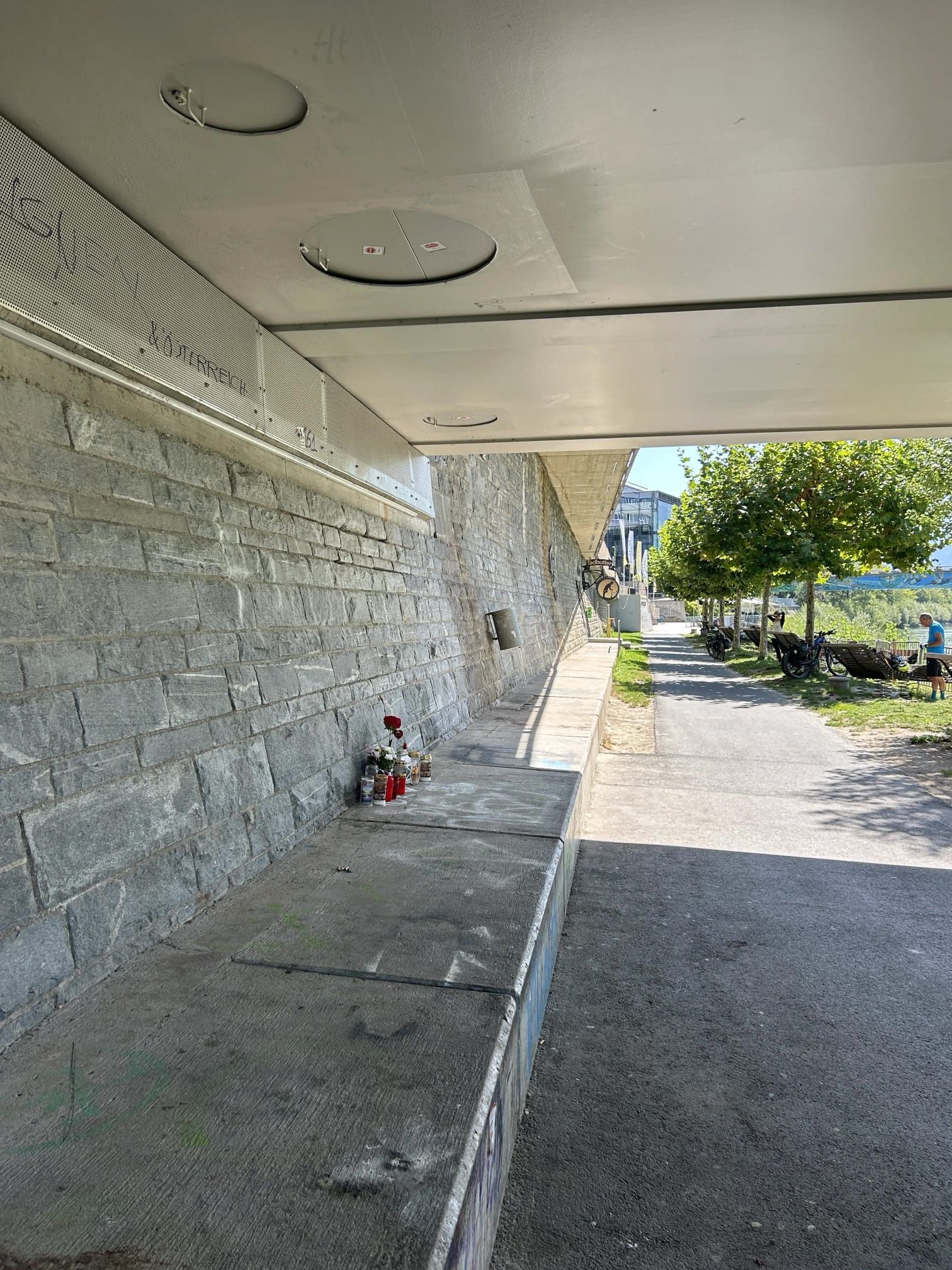 Unter der Draubrücke erinnern Grabkerzen und Kreideherzen an die Tötung der jungen Villacherin.