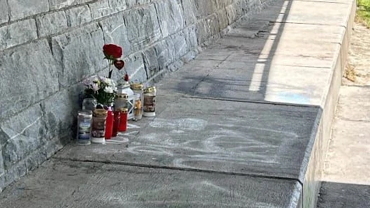 Unter der Draubrücke erinnern Grabkerzen und Kreideherzen an die Tötung der jungen Villacherin.
