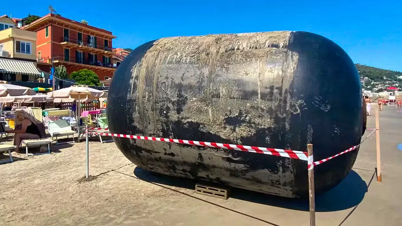 Heute.at - Schwarzer Koloss an Italiens Küste sorgt für Rätsel