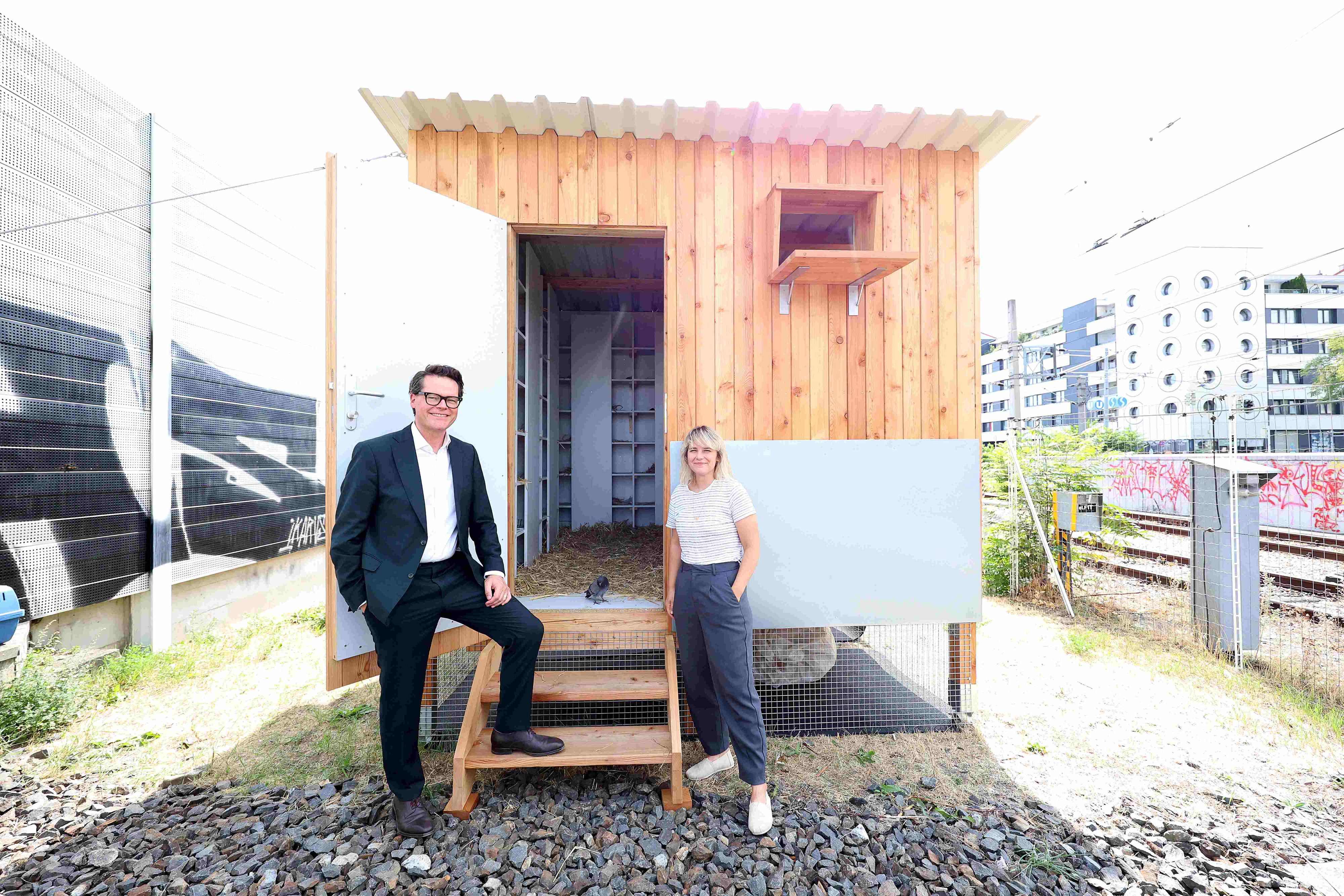 Tierschutzstadtrat Jürgen Czernohorszky und Bezirksvorsteherin Stefanie Lamp neben den neuen mobilen Taubenschlag in Ottakring.