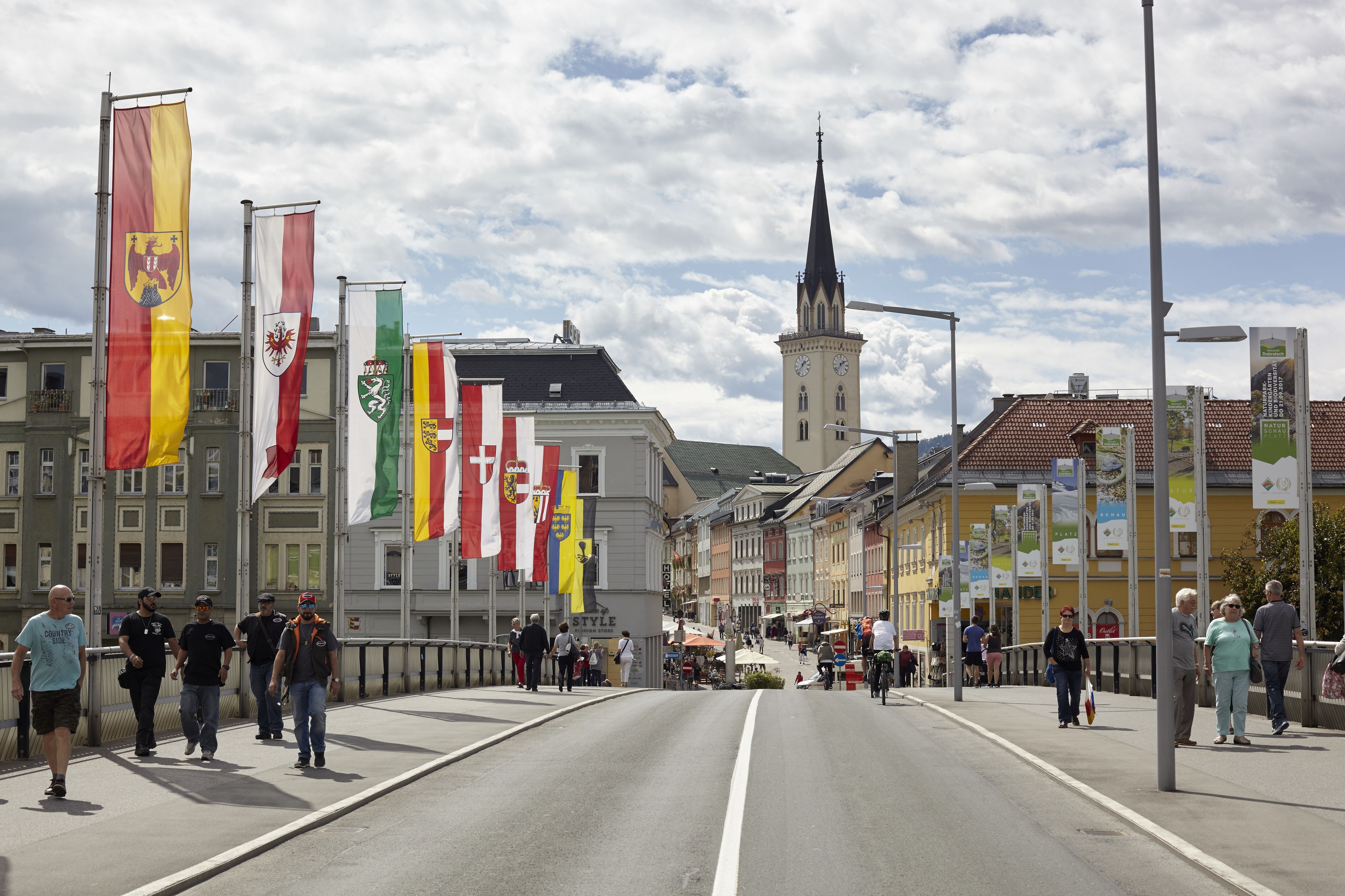 Fahnen auf der Draubrücke in Villach, Kärnten. Unter dem Bauwerk soll es zu dem tödlichen Angriff gekommen sein.