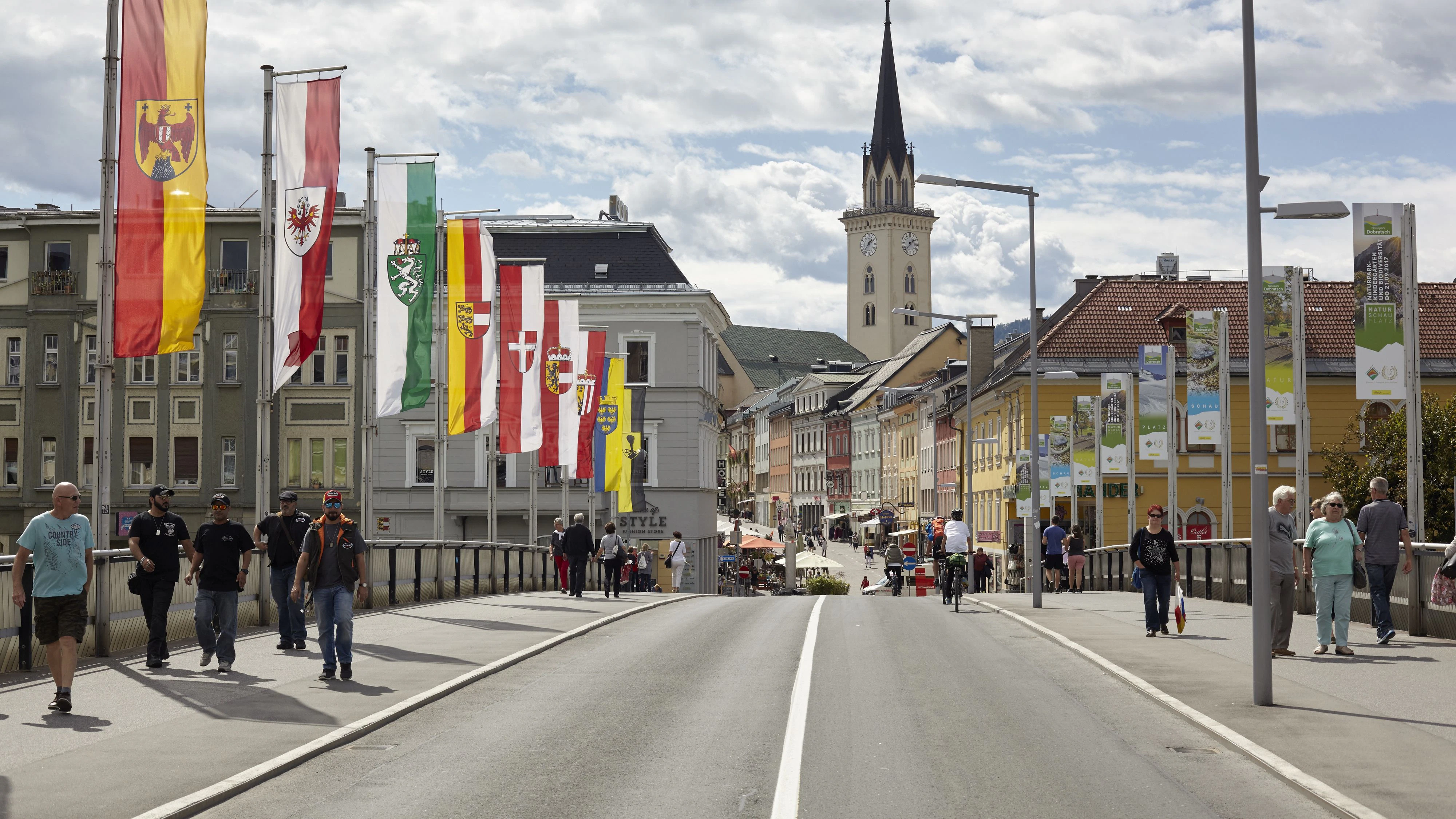 Fahnen auf der Draubrücke in Villach, Kärnten. Unter dem Bauwerk soll es zu dem tödlichen Angriff gekommen sein.