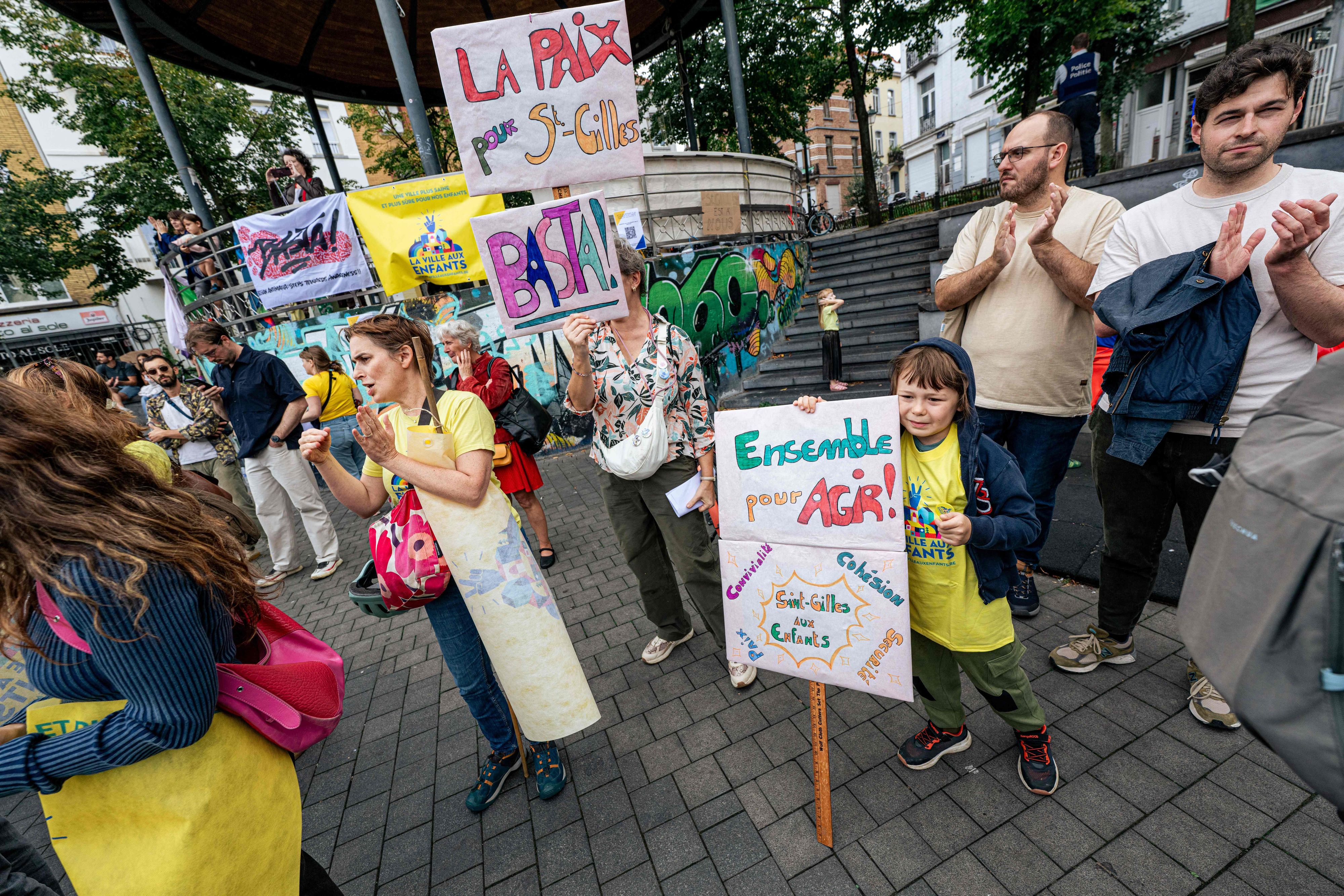 Hunderte Eltern nahmen mit ihren Kindern in Brüssel am Sonntag den 30. August an einer Demonstration gegen Drogen- und Bandengewalt teil.