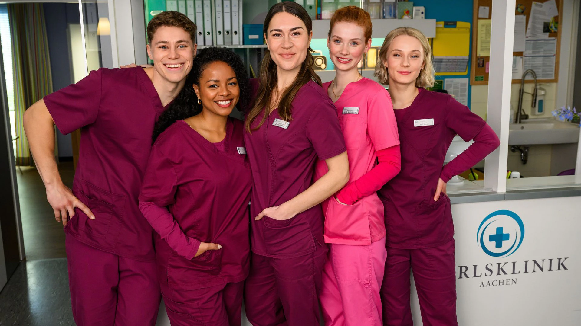 "Bettys Diagnose" v.l.: Ivo Bogdanovic (Oscar Nadermann), Zoe Breitner (Catherine Chikosi), Elisabeth Hertz (Henrike Hahn), Frida Winterberg (Johanna Hens), Mia Kunze (Antonia Döring).