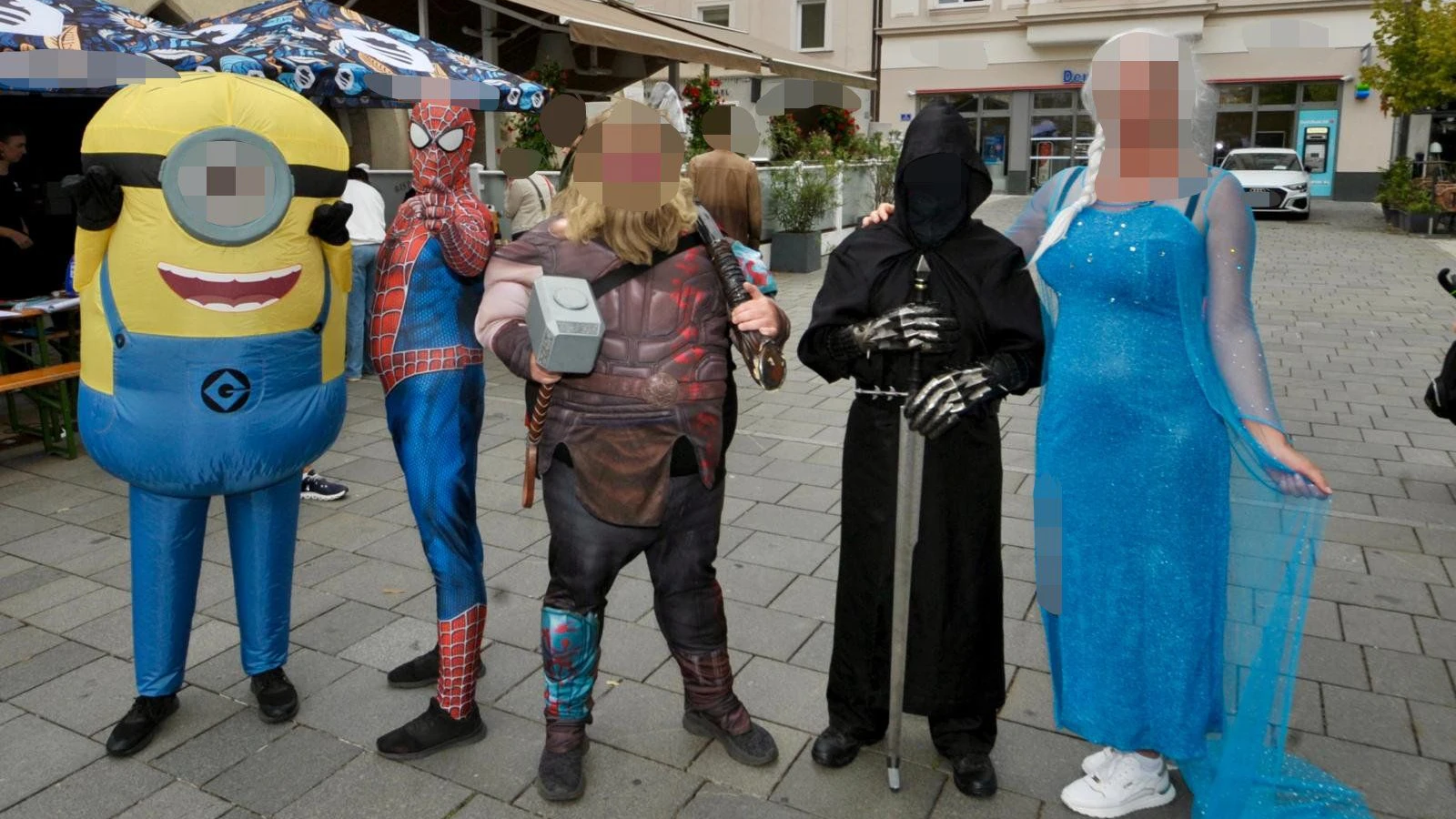 Der Angeklagte (M.) bei einer früheren Charity-Aktion mit seinem Cosplay-Verein