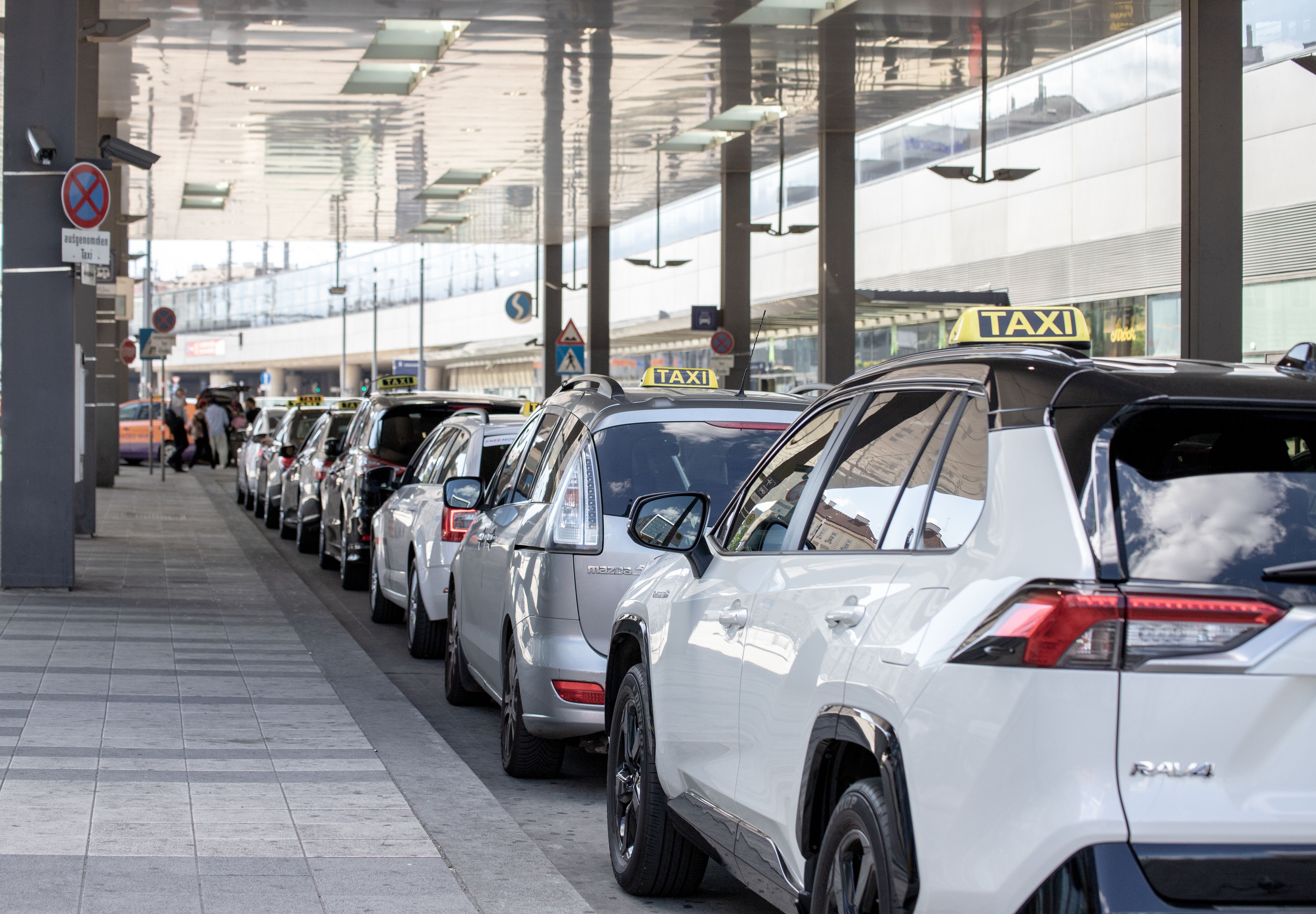Der Taxistand am Wiener Hauptbahnhof.