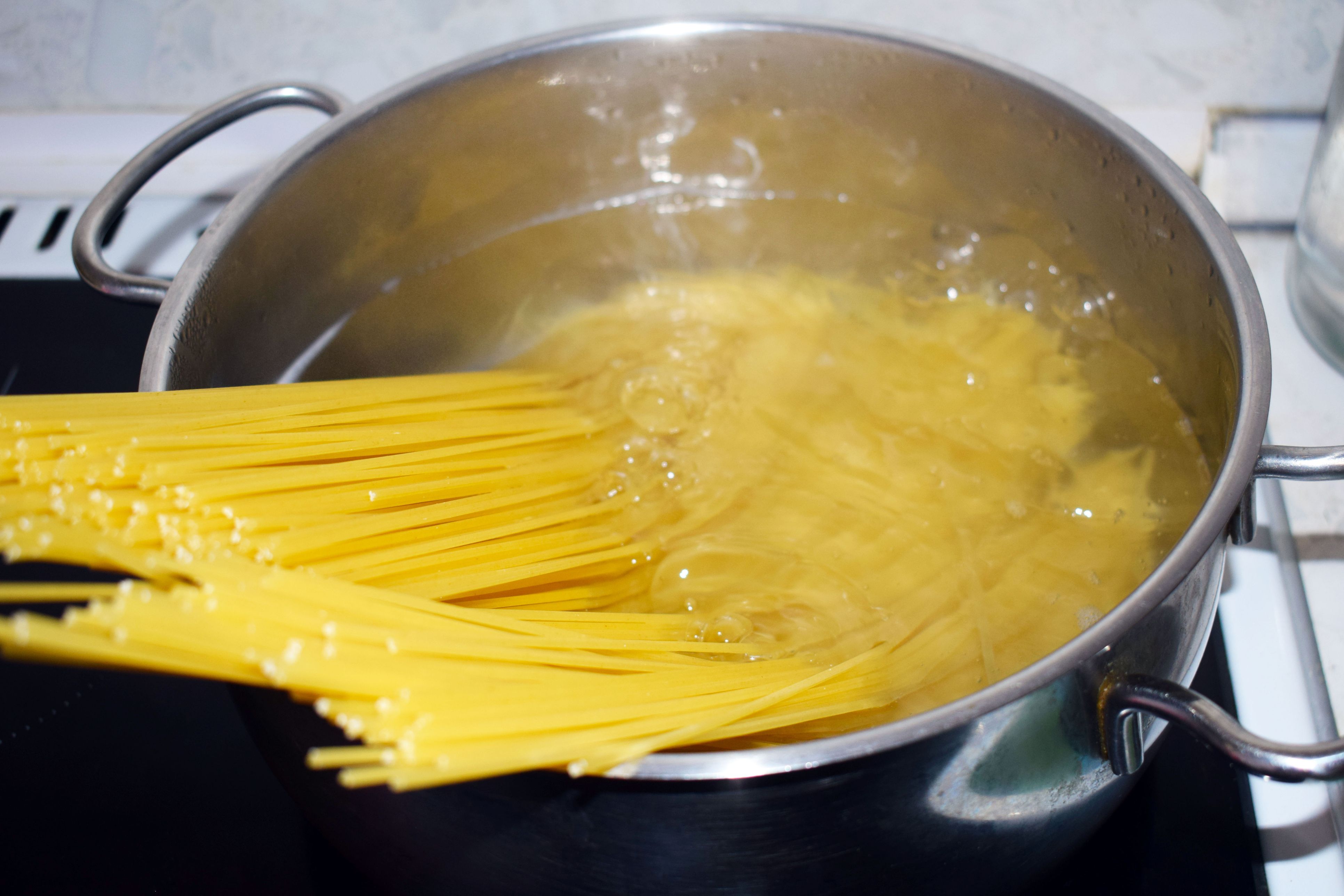 Ein Schuss Öl im Kochwasser klingt clever, kann aber dafür sorgen, dass die Sauce später schlechter an der Pasta haftet.