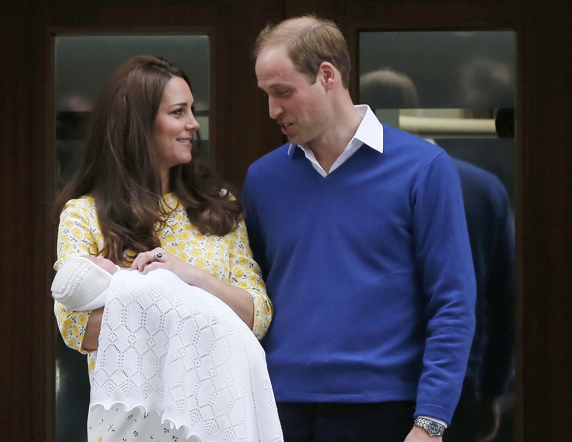 Prinz William und Prinzessin Kate beim ersten Auftritt mit ihrer neugeborenen Tochter Prinzessin Charlotte.