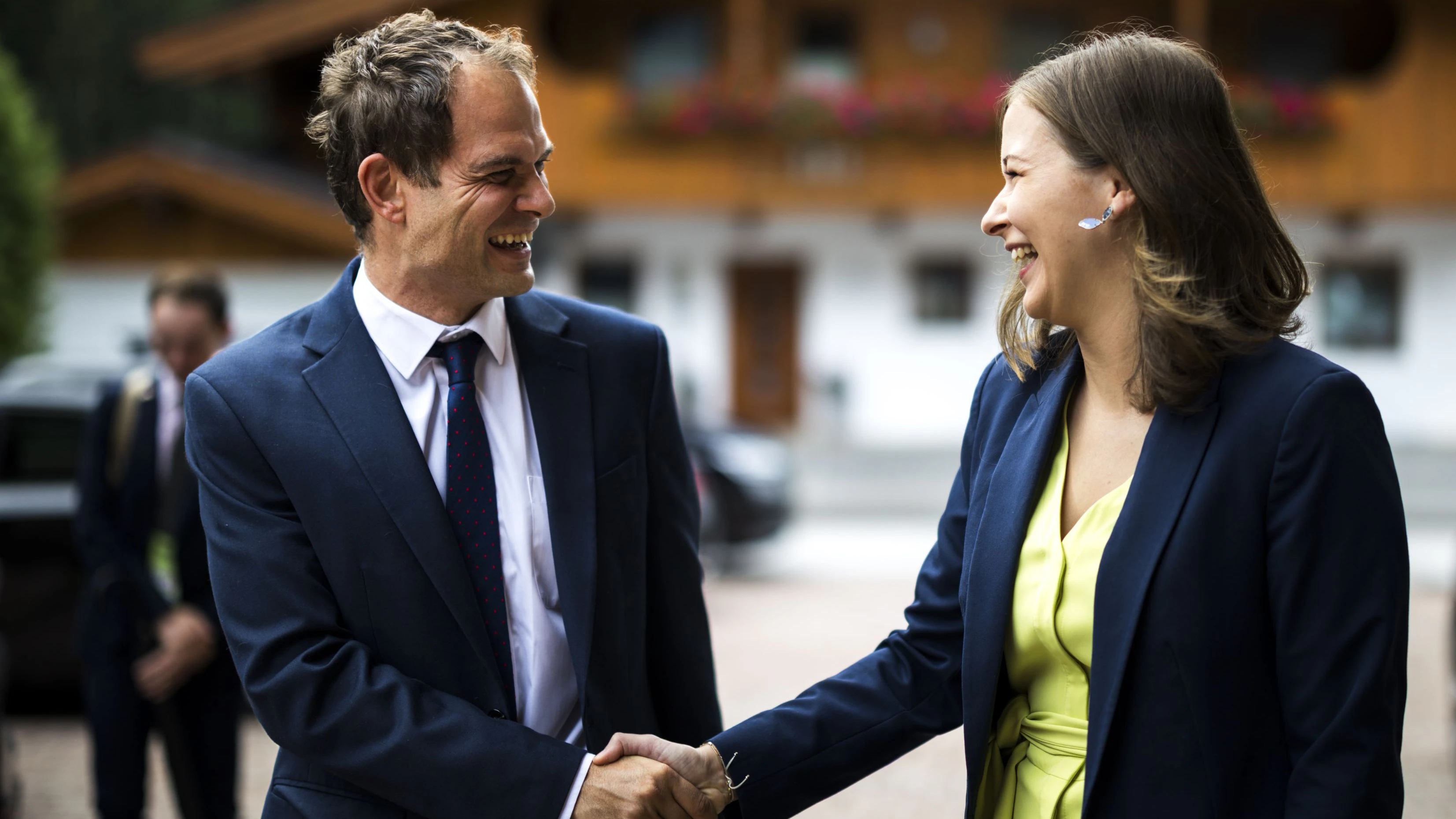 Europaminiserin Claudia Bauer (ÖVP) lud den neuen britischen Staatsminister für europäische Beziehungen, Hamish Falconer, zum Forum Alpbach ein.