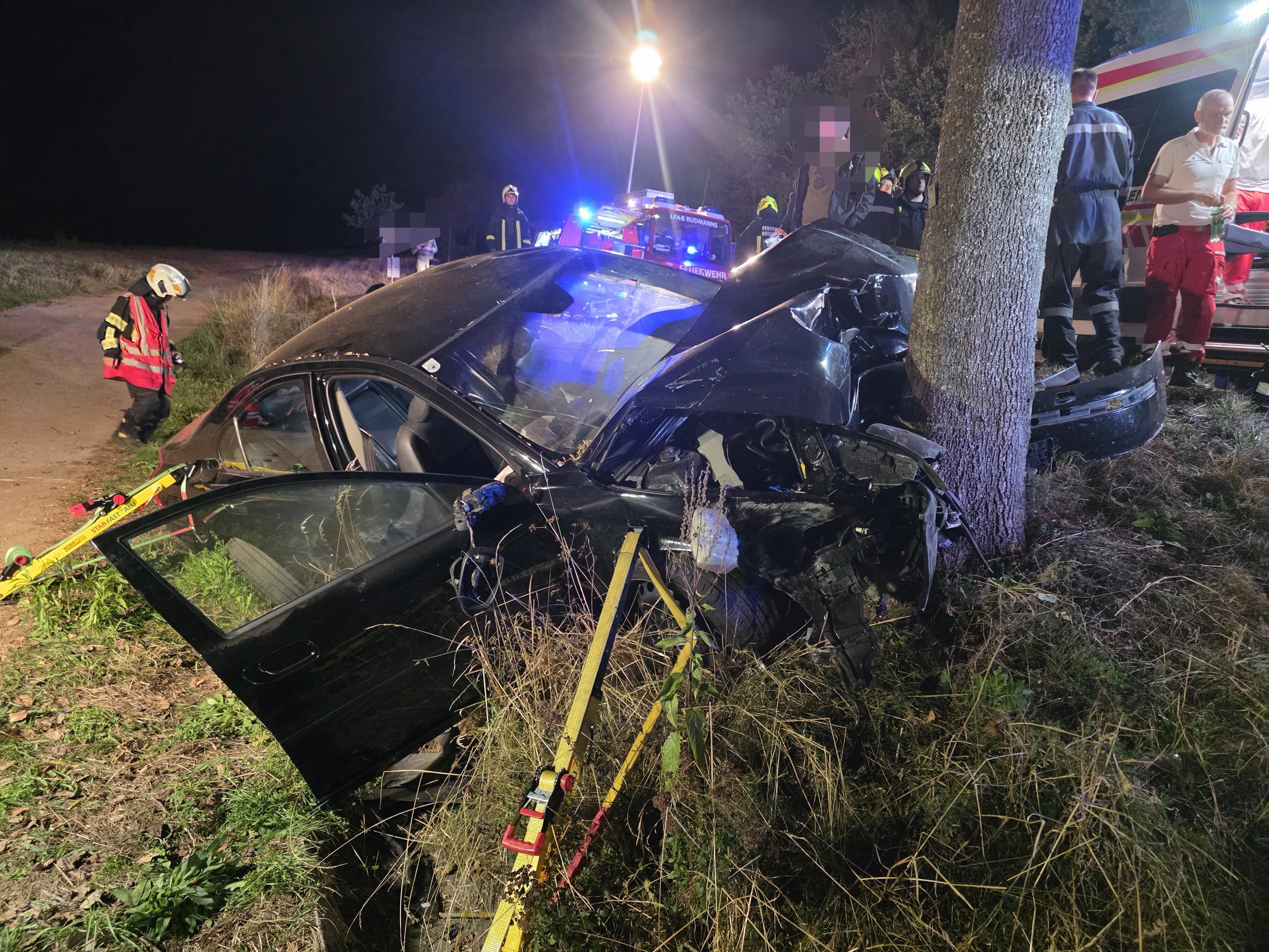 Fünf verletzte Teenager bei schwerem Pkw-Crash