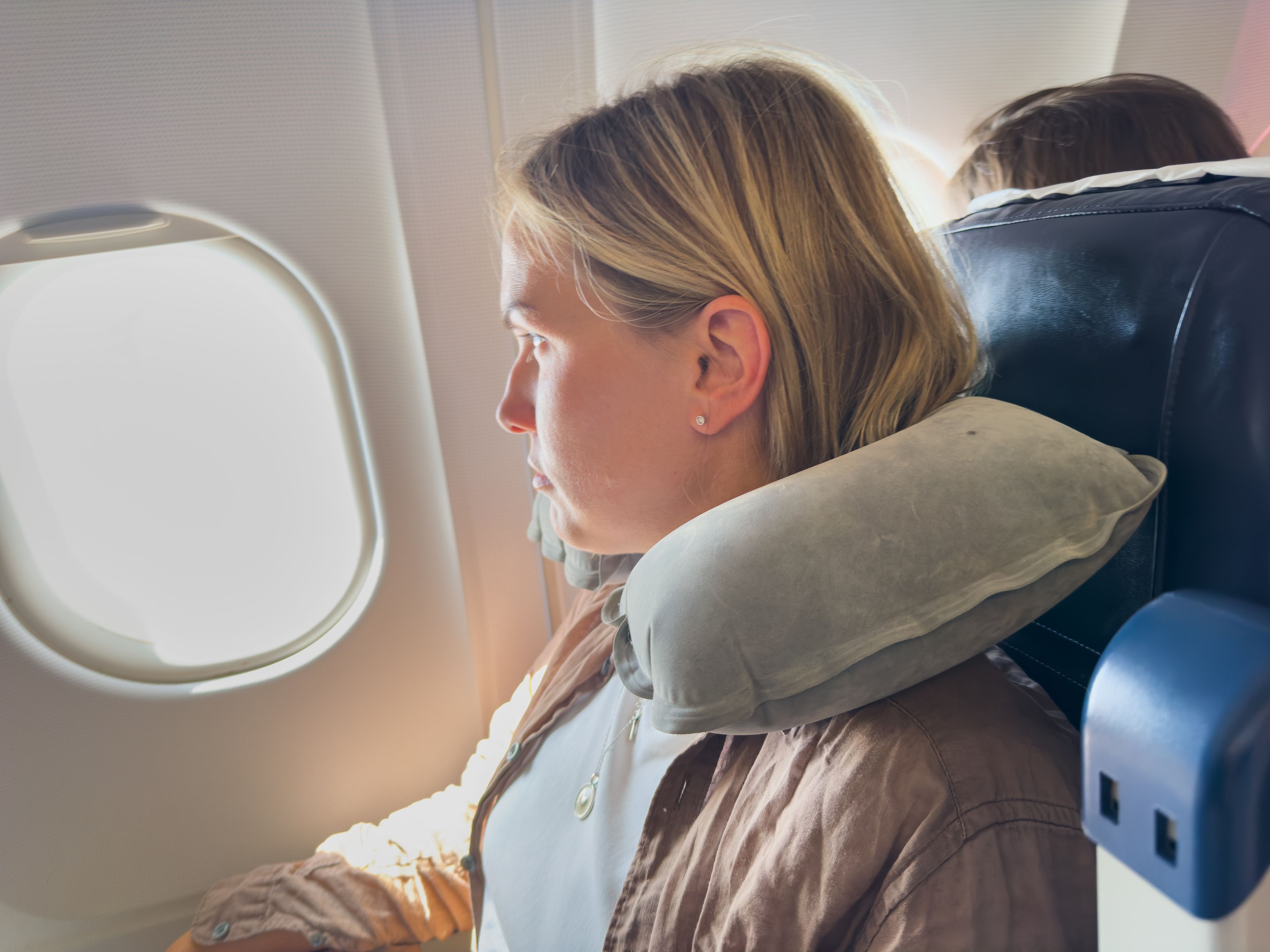 Ein kleines Nackenkissen kann beim Boarding zum unerwarteten Kostenfaktor werden.