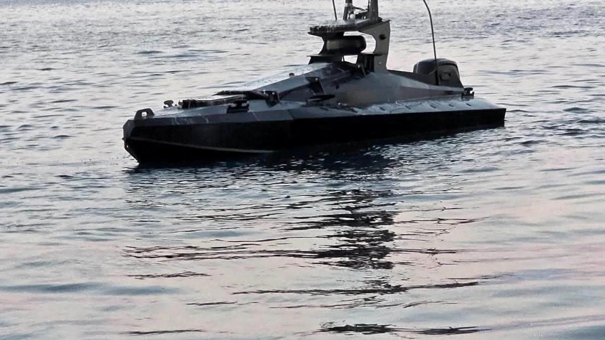 Solch eine russische Seedrohne, die eine Ölplattform angegriffen haben soll, wurde von Rumäniens Militär erst vor wenigen Tagen zerstört
