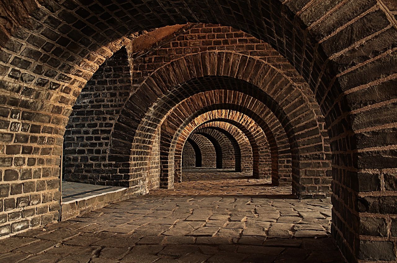 Historischer Kellertunnel mit Steingewölben