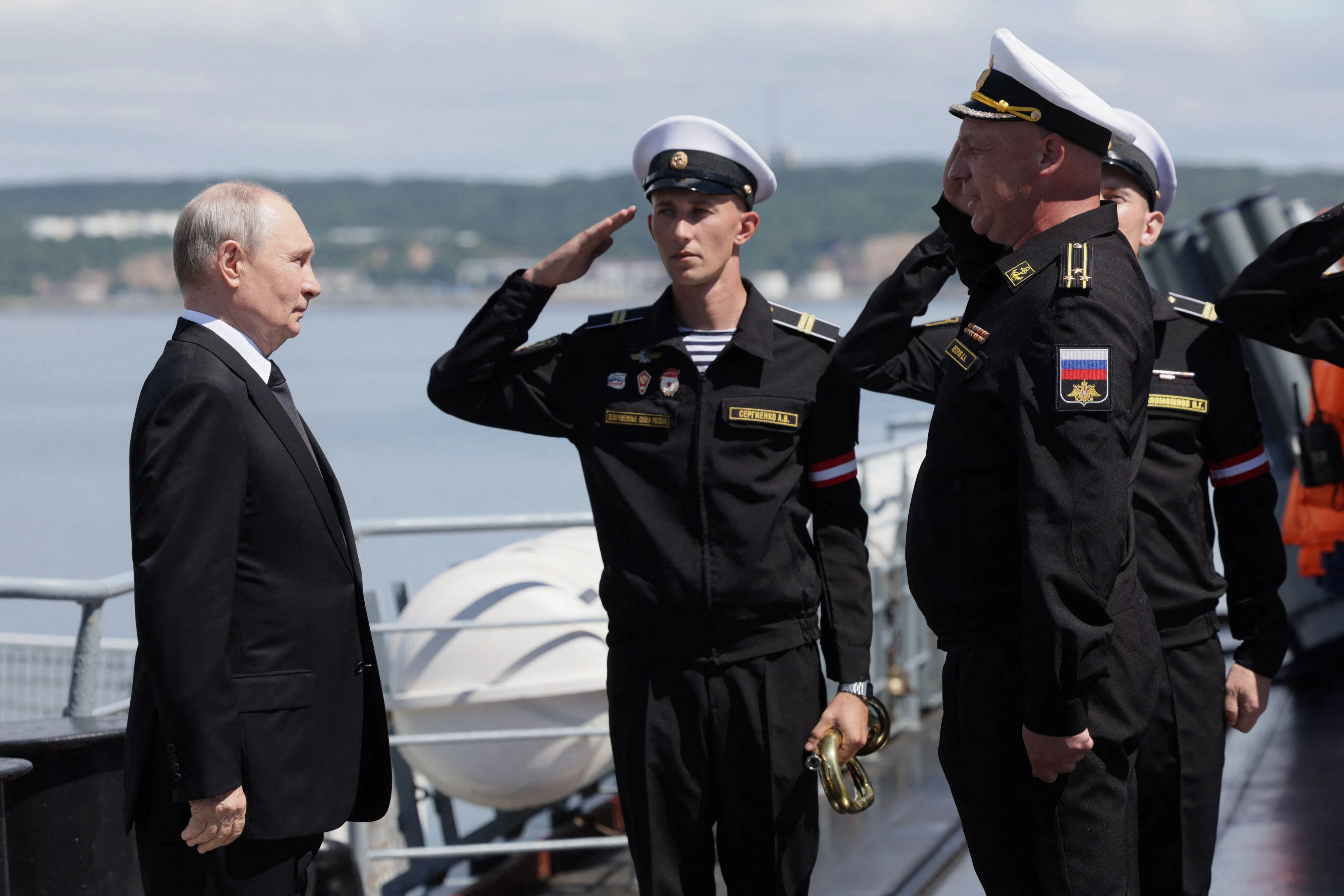 Putin bei einem Truppenbesuch Anfang August auf der Insel Sachalin im Pazifik: weitere 400.000 Mann für den Fleischwolf