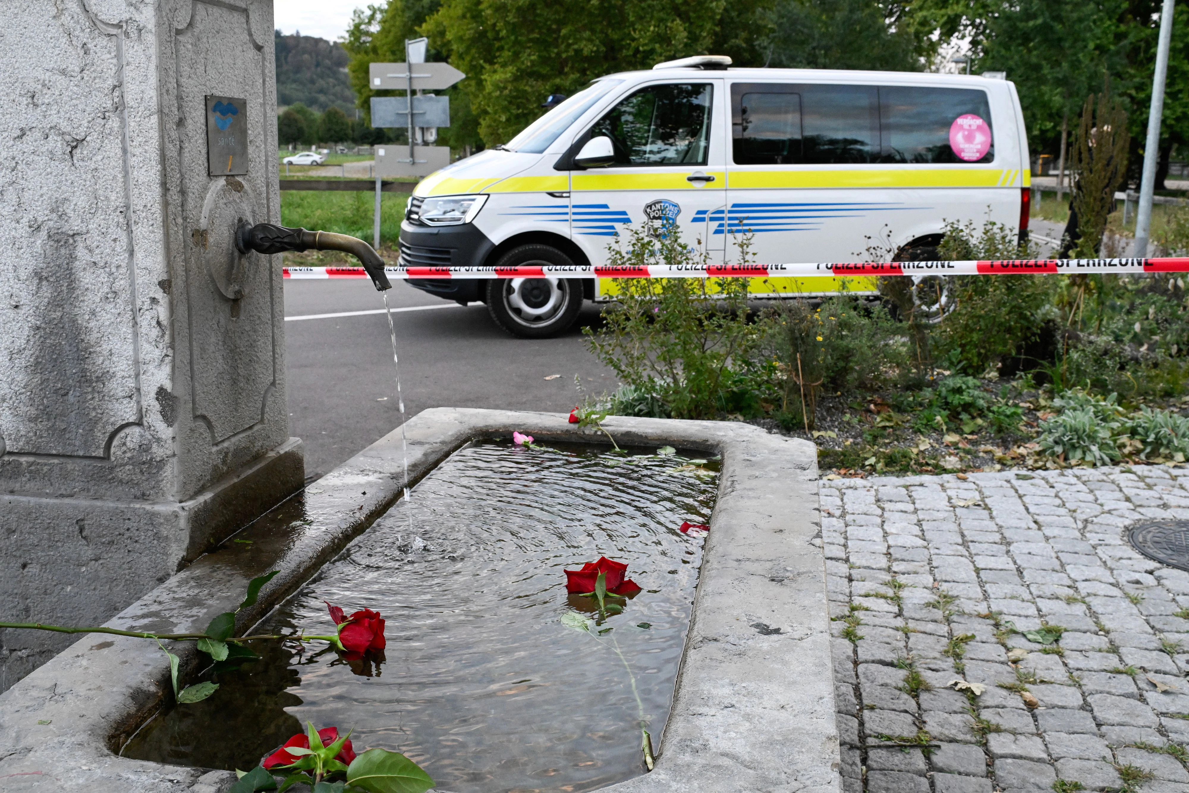 Blumen in einem nahen Brunnen sollen an die Opfer des Rave-Anschlags erinnern