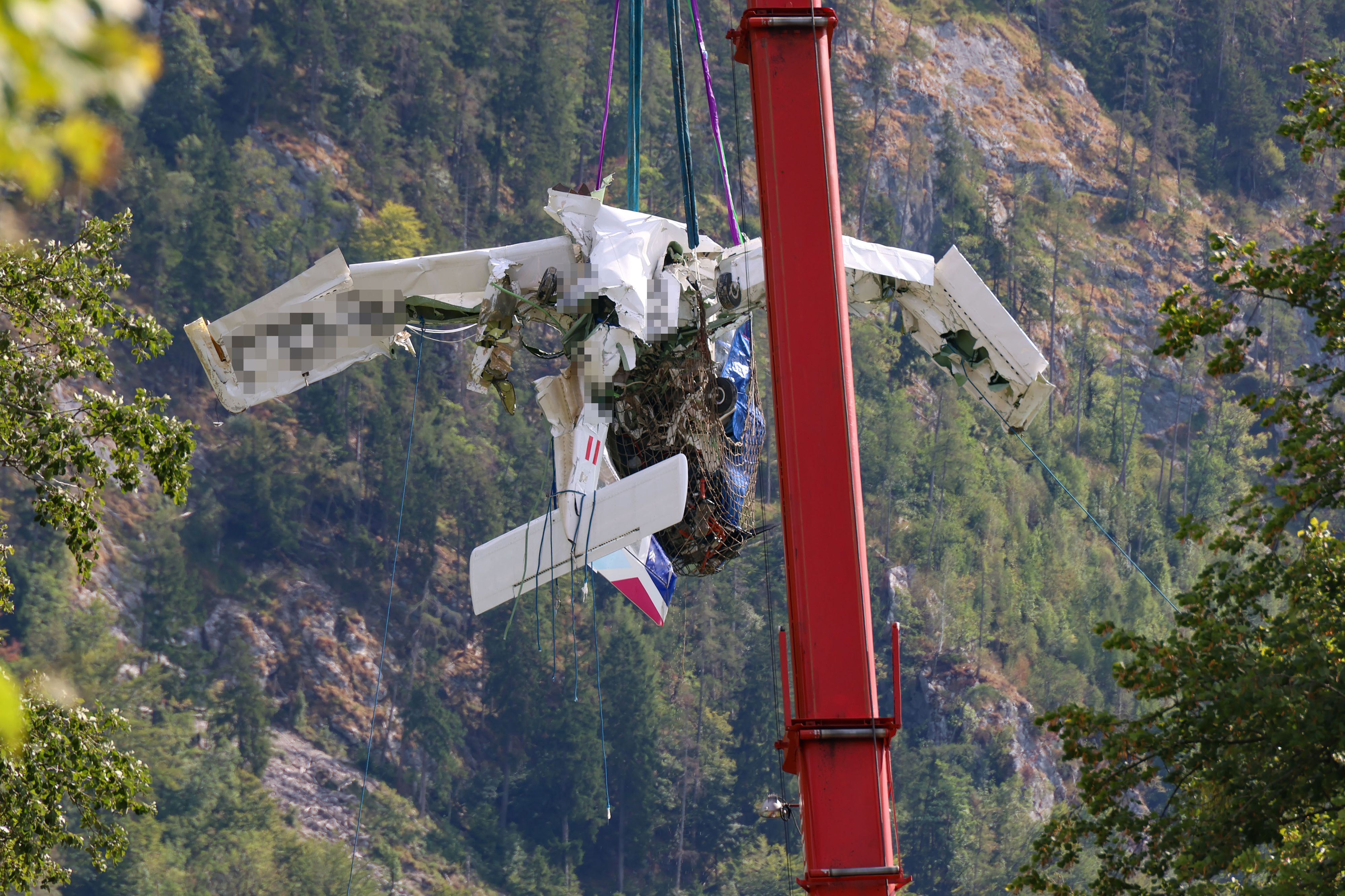 Fünf Tage nach dem Absturz sind die beiden Insassen und das Flugzeug endlich geborgen: Hier wird dsa Flugzeug am Montag an Land gebracht.