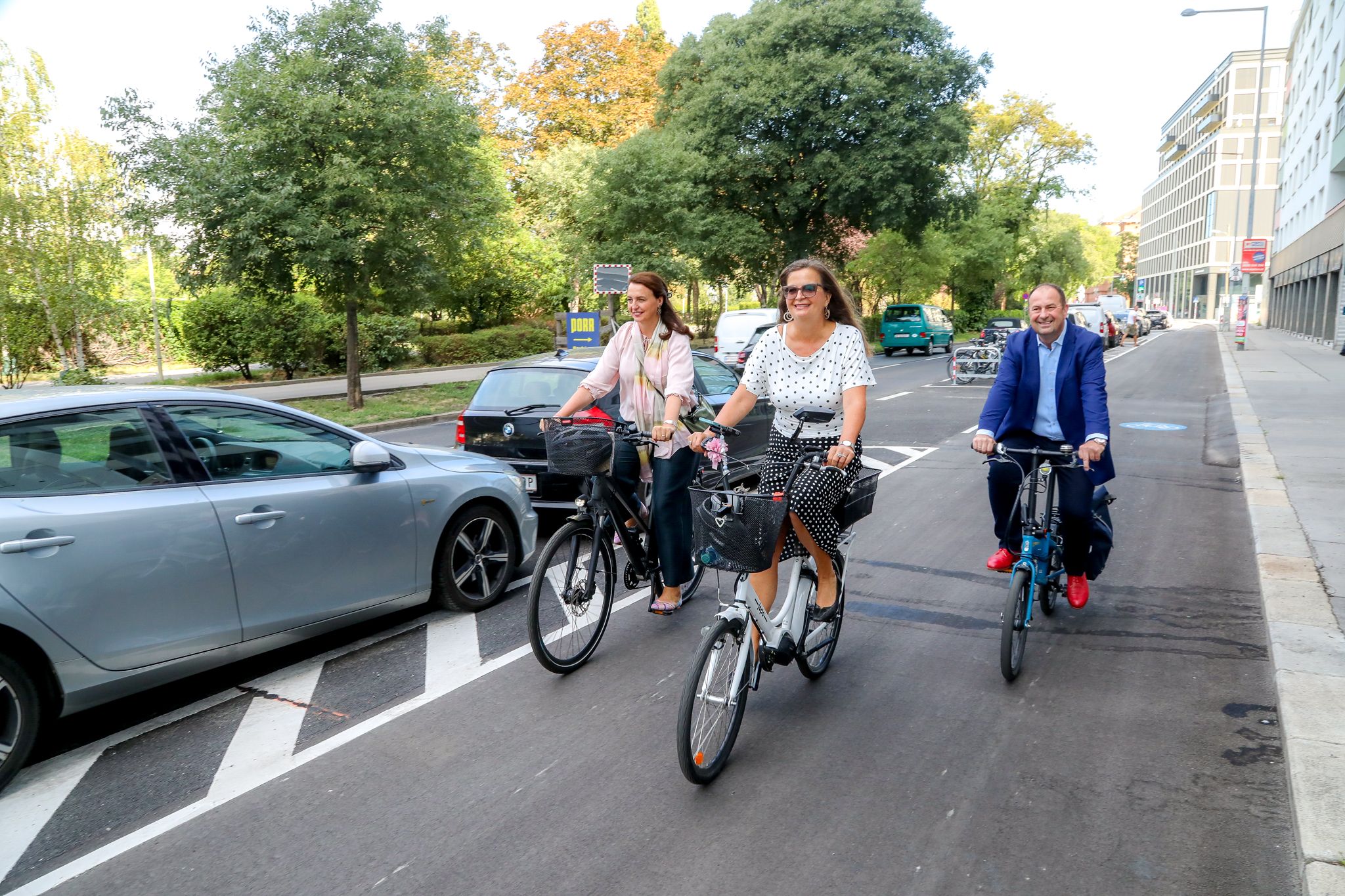NEOS Wien Klubvorsitzende Selma Arapovic, Mobilitätsstadträtin Ulli Sima (SPÖ) und Bezirkschef Alexander Nikolai (SPÖ, v. li.), testeten den Zwei-Richtungs-Radweg in der Oberen Donaustraße (Leopoldstadt).