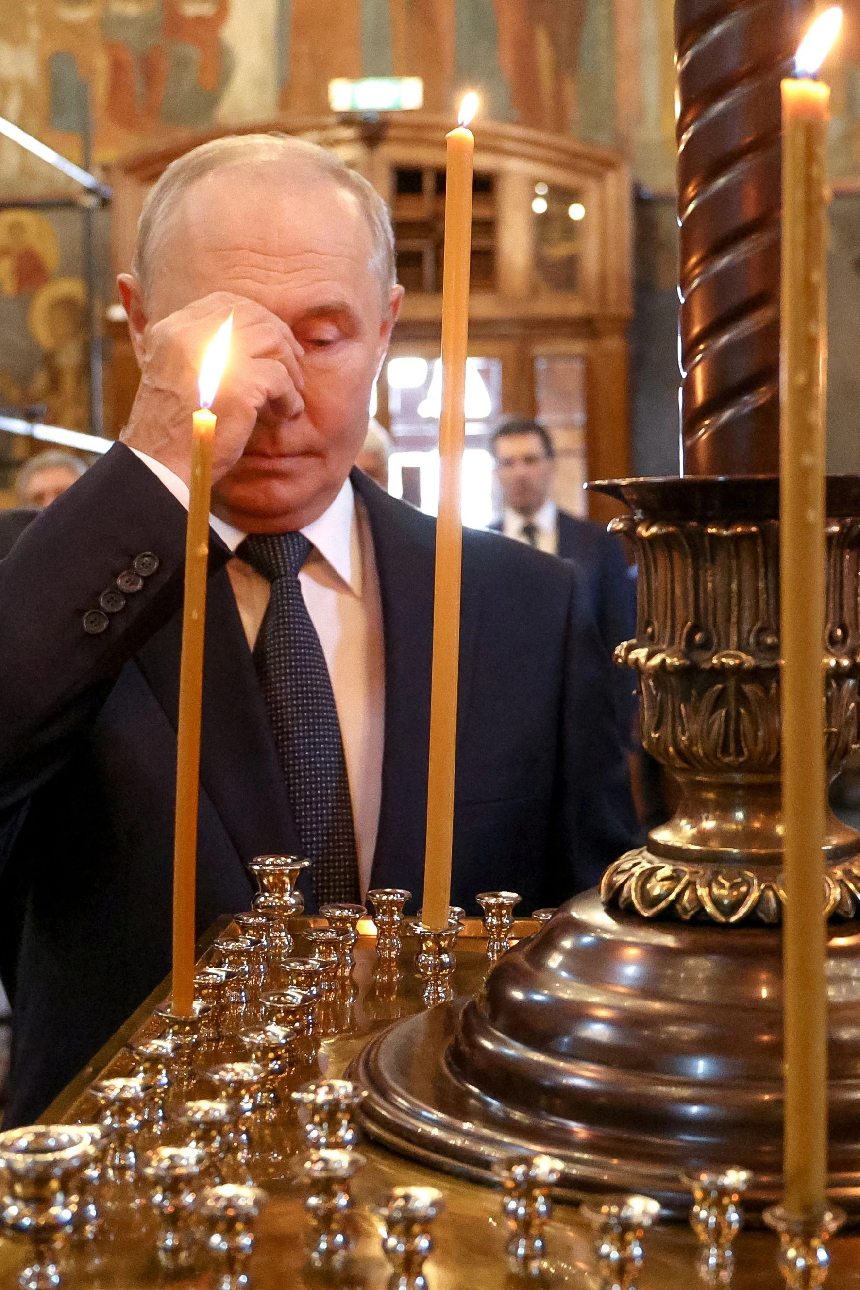 Sieht sein politisches wie auch sein generelles Überleben untrennbar mit einem Erfolg im Urkraine-Krieg verknüpft: Präsident Wladimir Putin beim Besuch der Erzengelkathedrale im Kreml