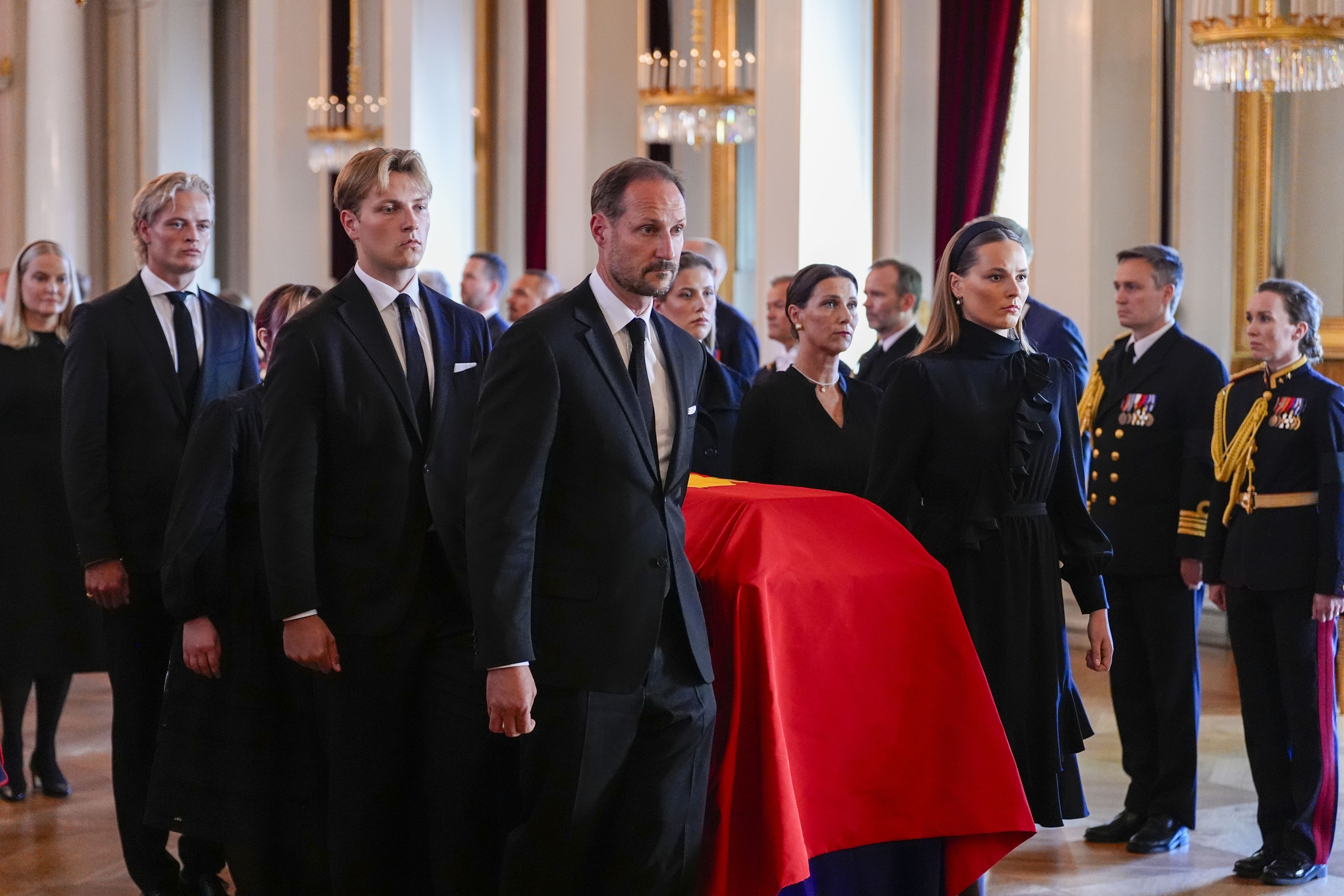 Gemeinsam mit seinem Stiefvater König Haakon und seinen Halbgeschwistern trägt Marius Borg Høiby den Sarg von König Harald durch das Schloss.