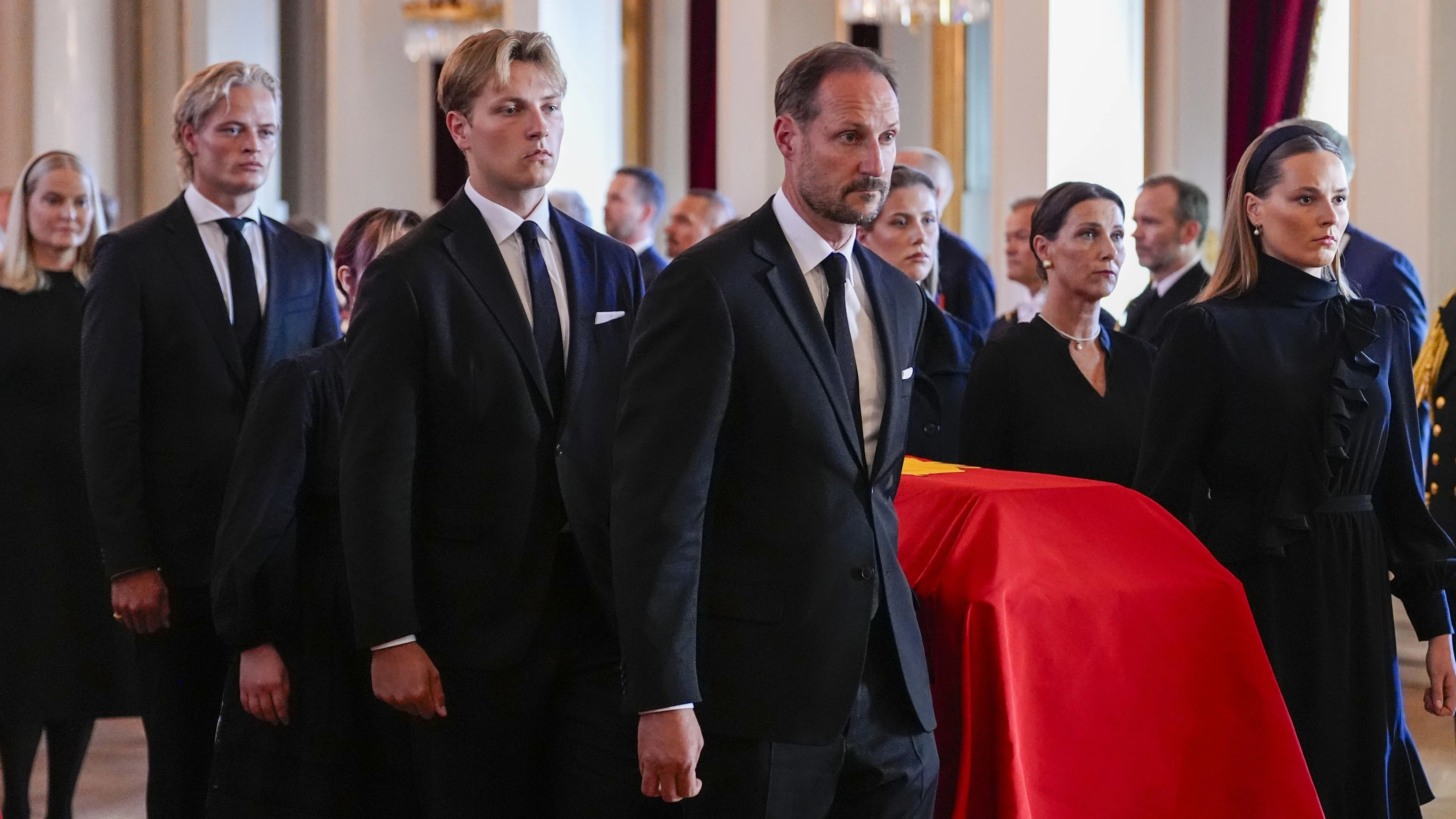 Die Kinder des verstorbenen Königs von Norwegen, König Haakon, Prinzessin Märtha Louise, sowie seine Enkelkinder, darunter auch Skandalprinz Marius (l.), tragen seinen Sarg.