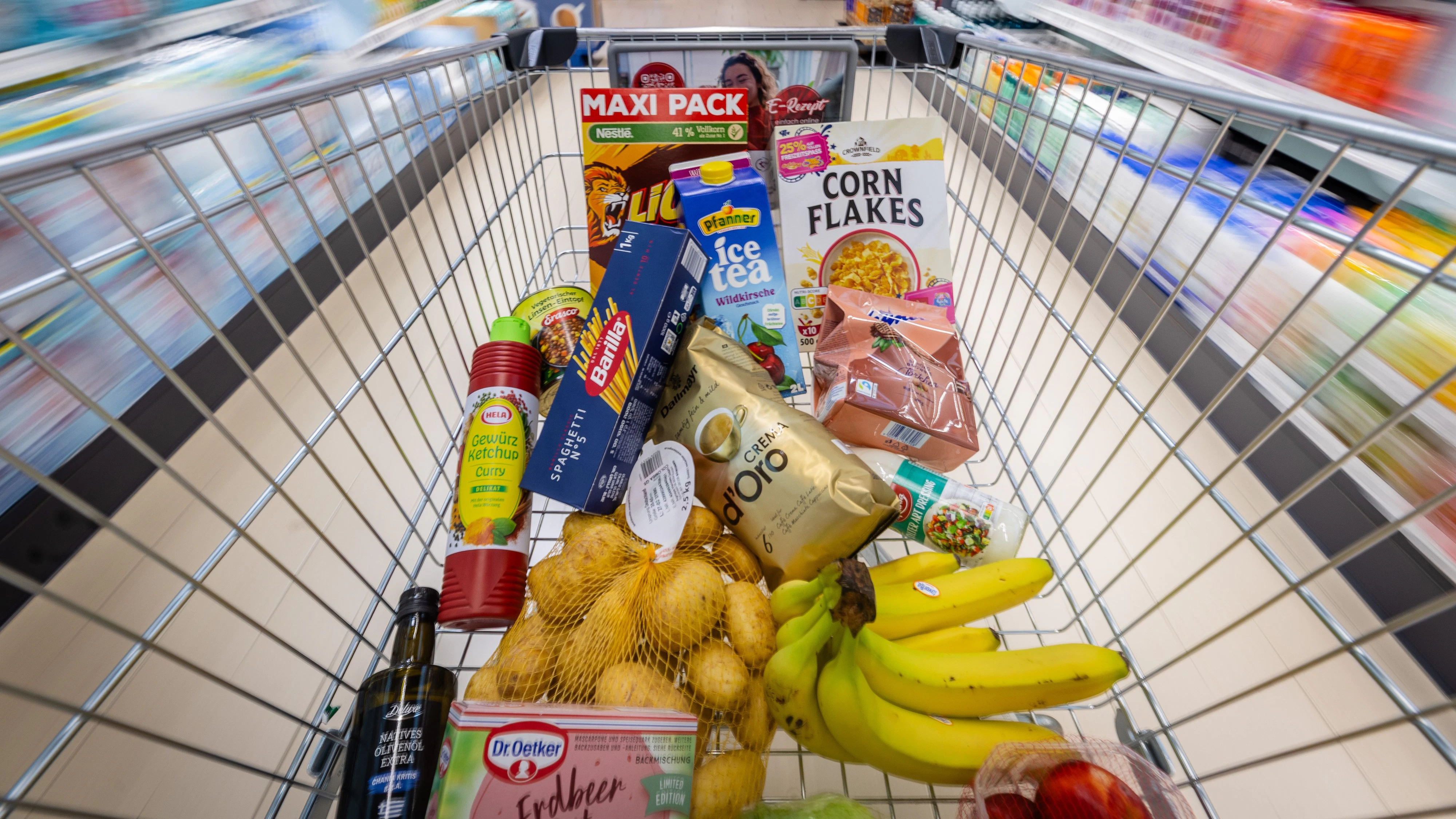 03 July 2026, Baden-Württemberg, Welzheim: Various food items are sitting in a shopping cart at a branch of the Lidl supermarket chain. Photo: Christoph Schmidt/dpa