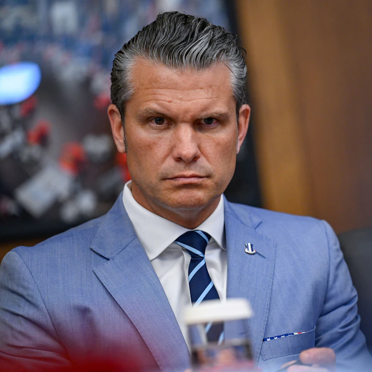 Beim US-Militär kracht es: Heeresstaatssekretär Dan Driscoll nahm nach Konflikten mit Pete Hegseth am Montag seinen Hut, Generäle werden im Dutzend aus dem Haus geekelt und der Minister selbst steht an immer mehr Fronten unter Dauerfeuer. Ein Lagebericht.