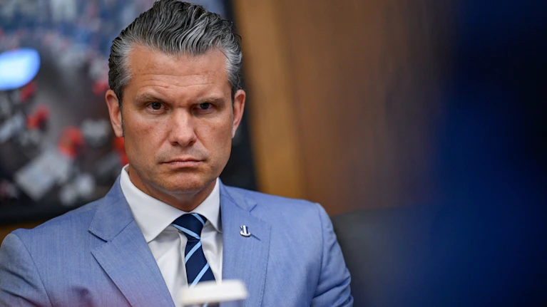 Beim US-Militär kracht es: Heeresstaatssekretär Dan Driscoll nahm nach Konflikten mit Pete Hegseth am Montag seinen Hut, Generäle werden im Dutzend aus dem Haus geekelt und der Minister selbst steht an immer mehr Fronten unter Dauerfeuer. Ein Lagebericht.