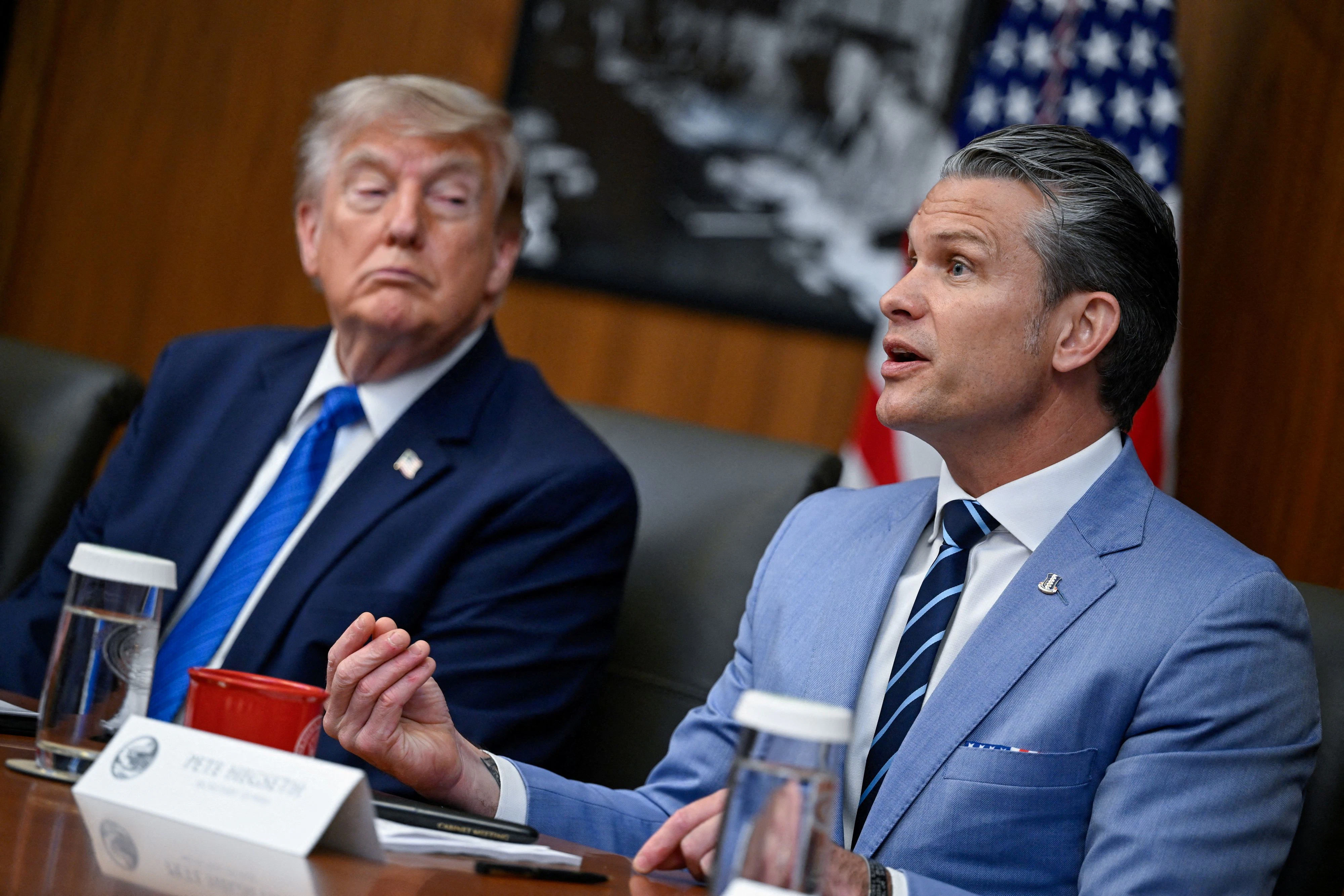 In Washington gilt Verteidigungsminister Hegseth als größter Trump-Fan im Kabinett. Ob die Zuneigung gegenseitig ist, ist weniger sicher