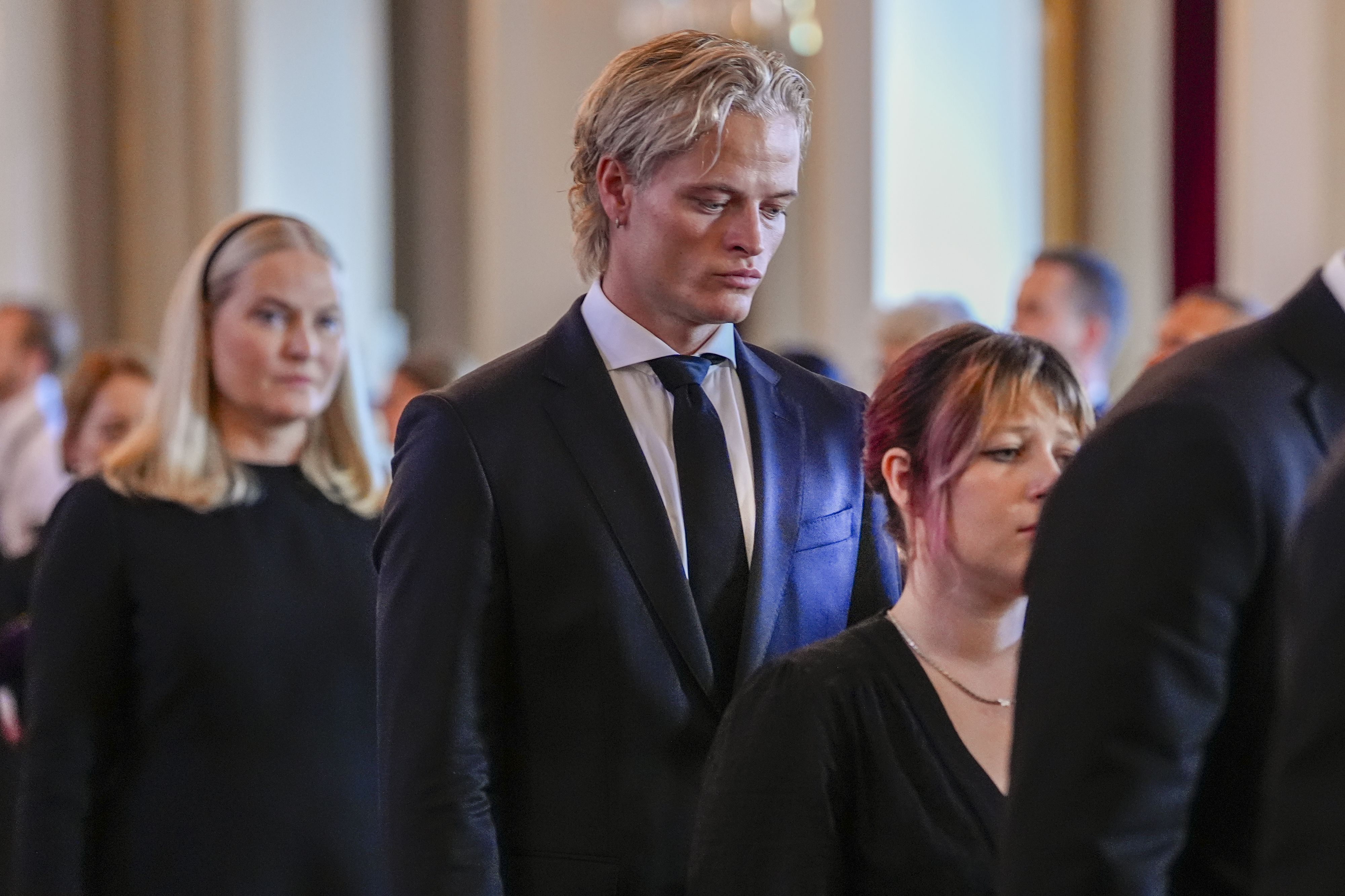  Marius Borg Høiby nahm an der Trauerprozession für König Harald teil.
