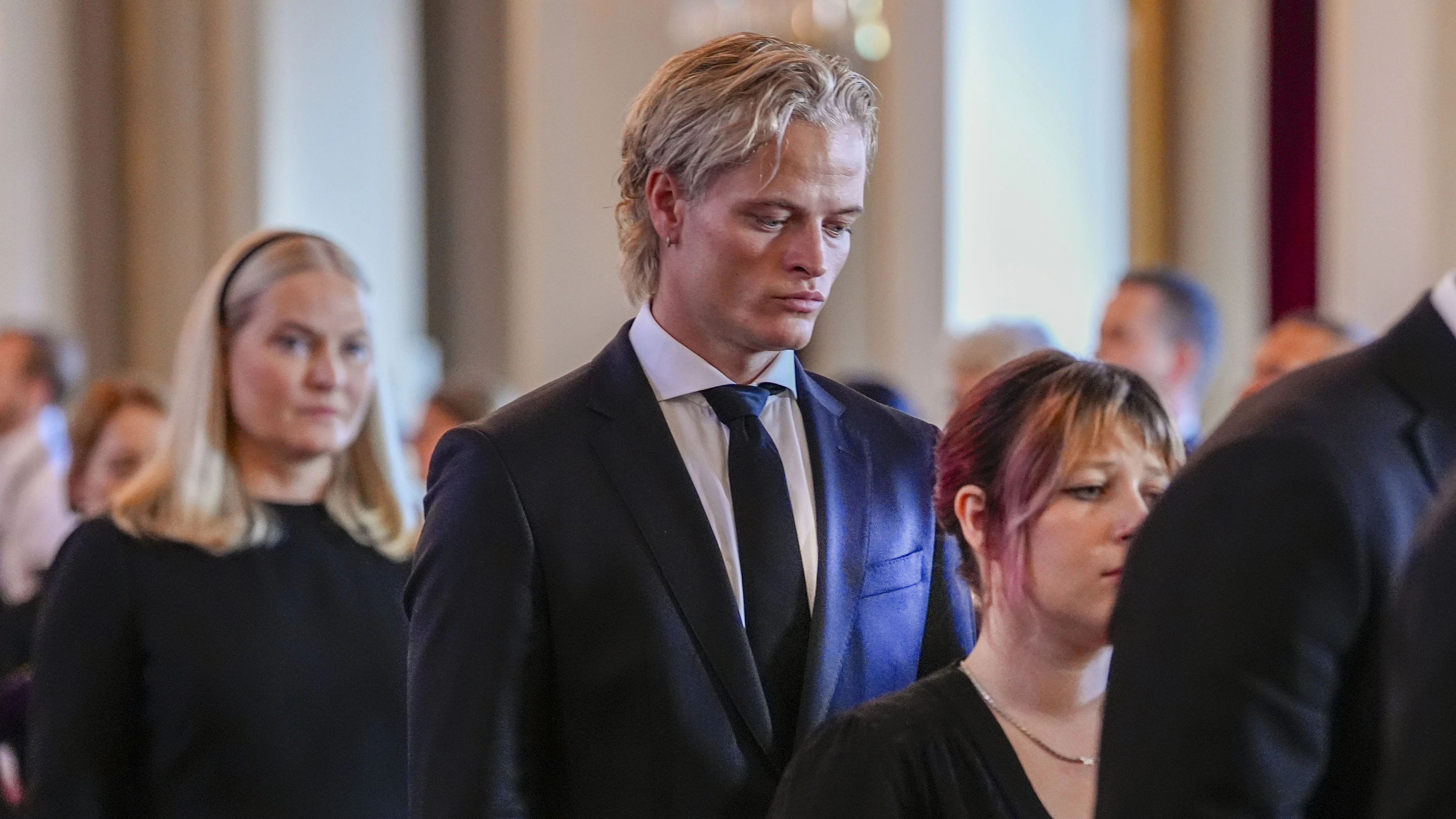  Marius Borg Høiby nahm an der Trauerprozession für König Harald teil.