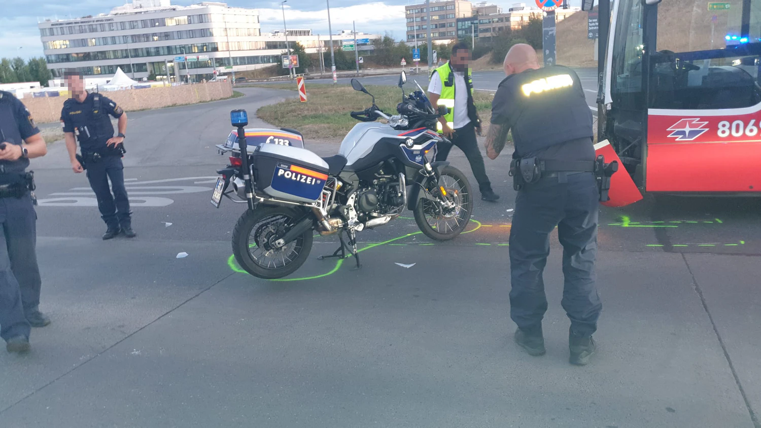 Heute.at - Schwerer Unfall! Bus erfasst Motorradpolizisten in Wien