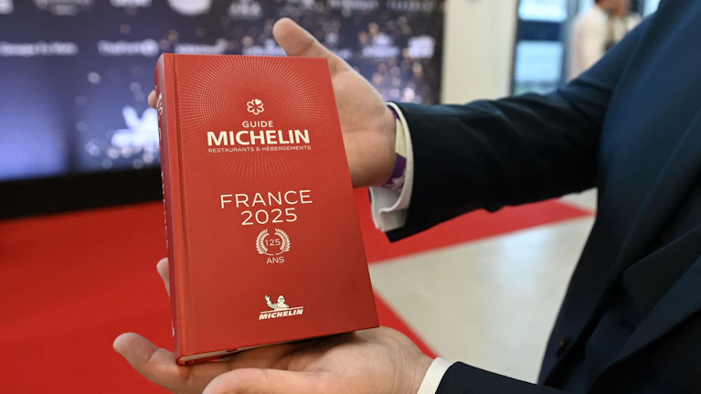Der Guide Michelin gilt weltweit als stärkste und beständigste Währung der Spitzengastronomie – obwohl um die Umstände seiner Entstehung ein Geheimnis gemacht wird. Doch inzwischen regt sich immer mehr Kritik am undurchsichtigen Test-Regime der Franzosen.