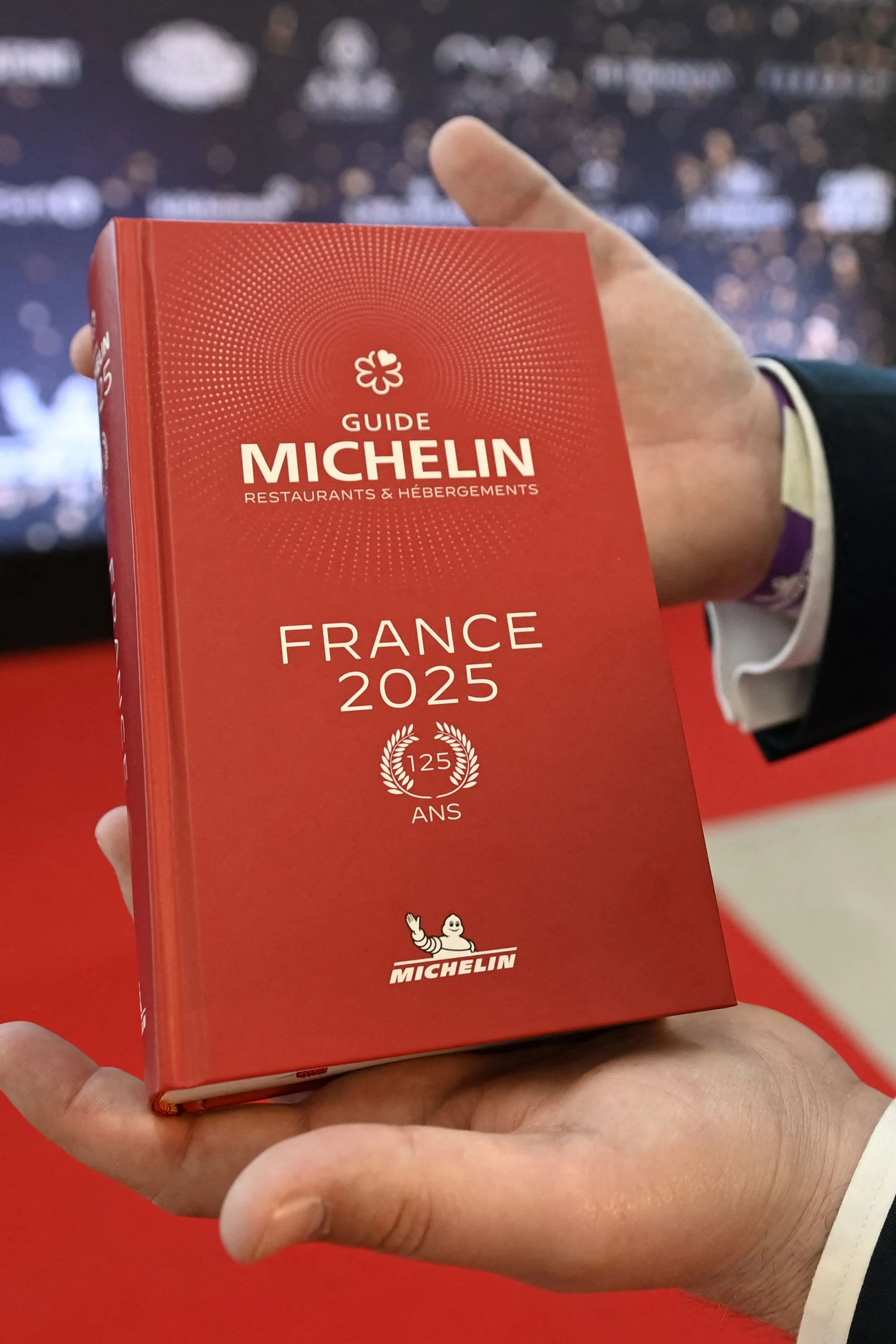 Der Guide Michelin – hier die Jubiläumsausgabe zum 125-jährigen Bestehen 2025 – gerät wegen seines undurchsichtigen Test-Regimes zunehmend unter Druck