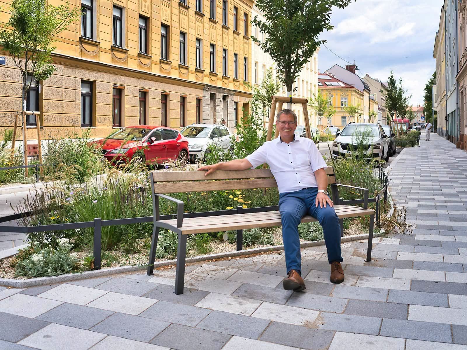 Bezirkschef Georg Papai in der umgestalteten Anton-Störck-Gasse.