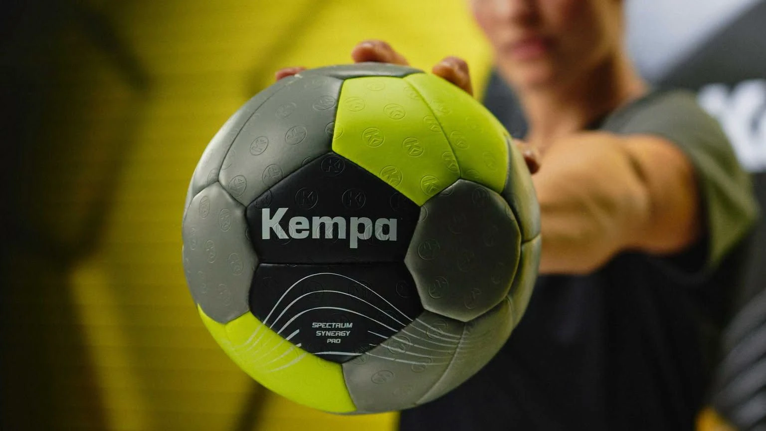 Im Mai 2002 brachte der Sportartikelhersteller Uhlsport die Eigenmarke Kempa auf den Markt. [<a href="https://de.wikipedia.org/wiki/Kempa_(Marke)">1</a>]