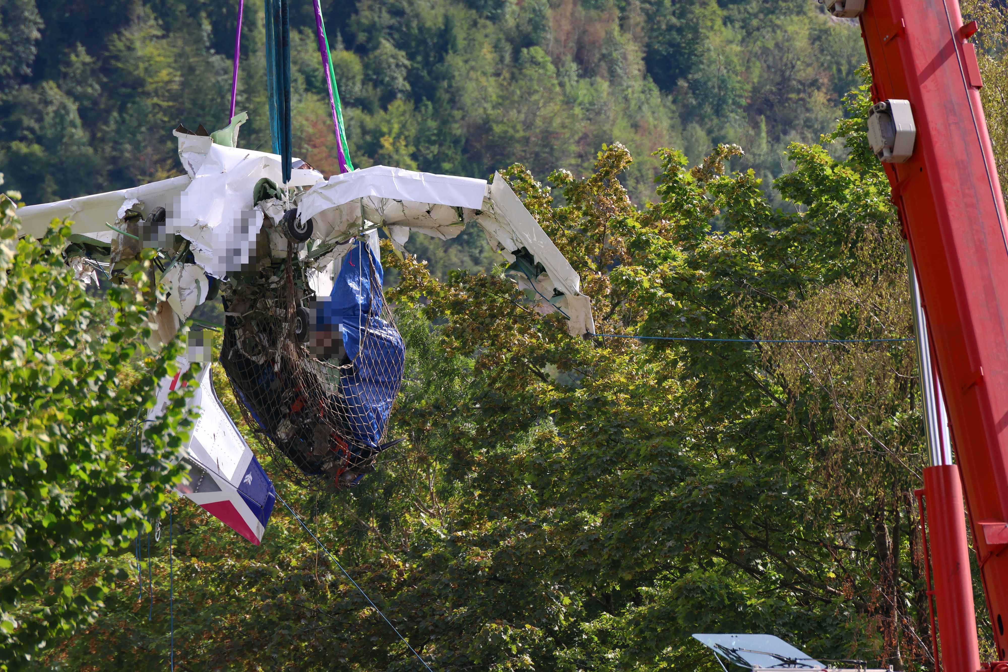 Am Montagnachmittag war es endlich so weit: Das Flugzeug wurde an Land geschafft.