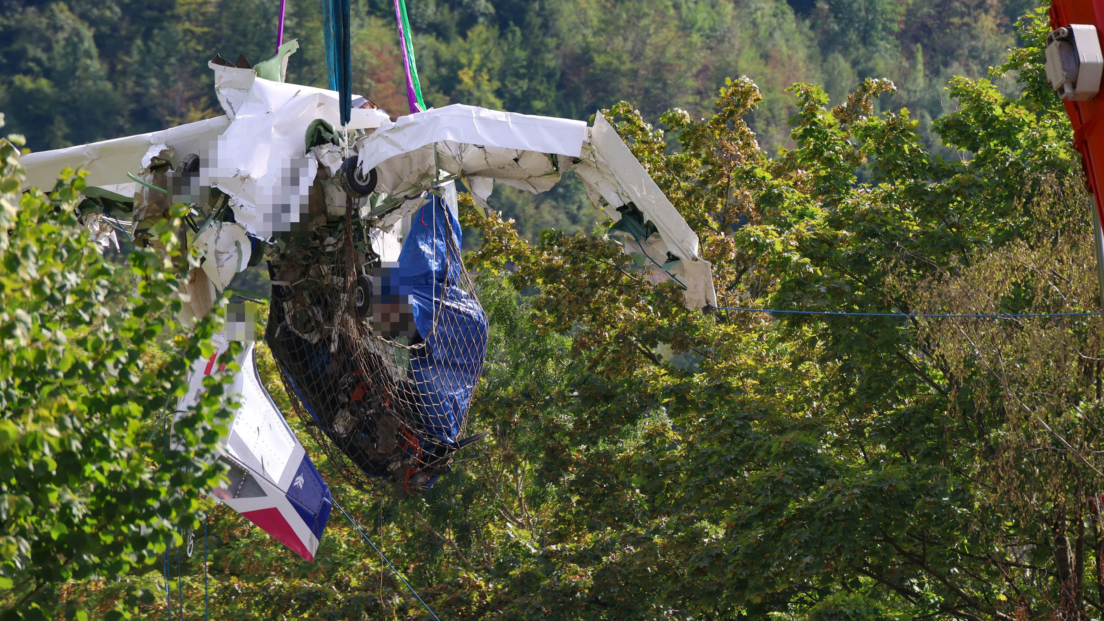 Am Montagnachmittag war es endlich so weit: Das Flugzeug wurde an Land geschafft.