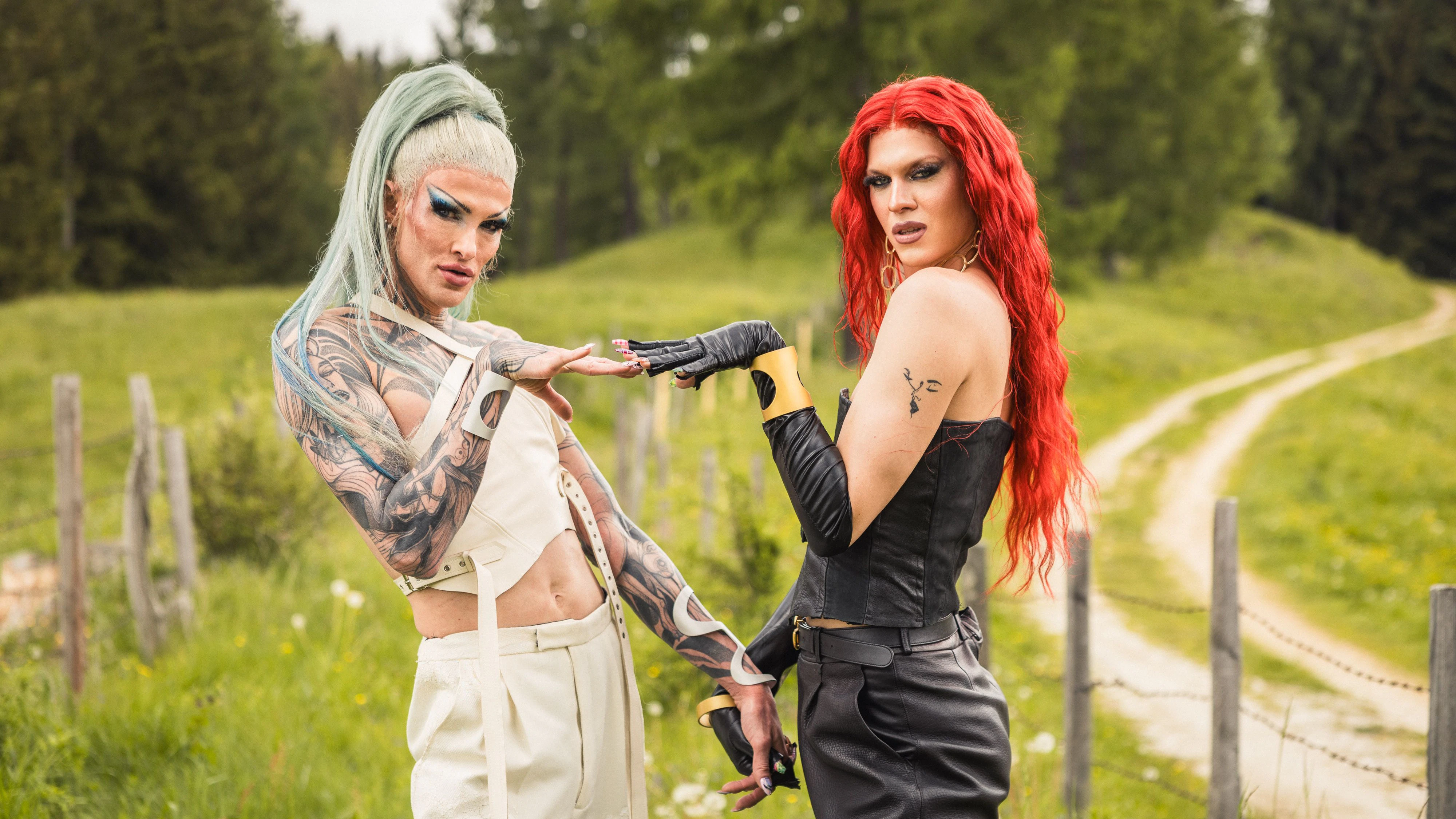  Drag-Queens Philisha Conditioner & Shira ziehen ein.