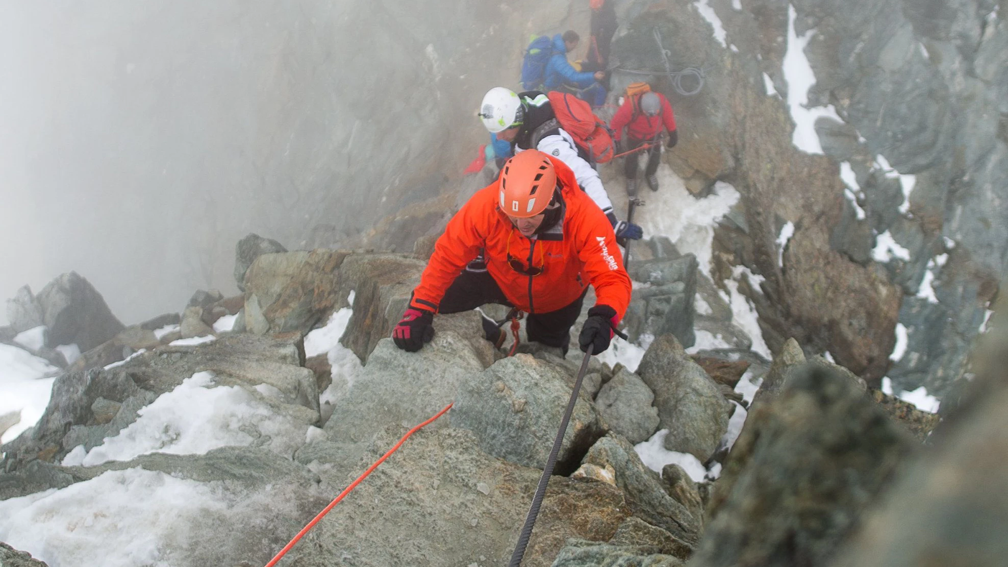 Der Großglockner ist mit 3798 m ü.A. der höchste Berg Österreichs und ein beliebtes Ziel zahlreicher Bergsteiger. Er befindet sich in der Glocknergruppe in den Hohen Tauern.