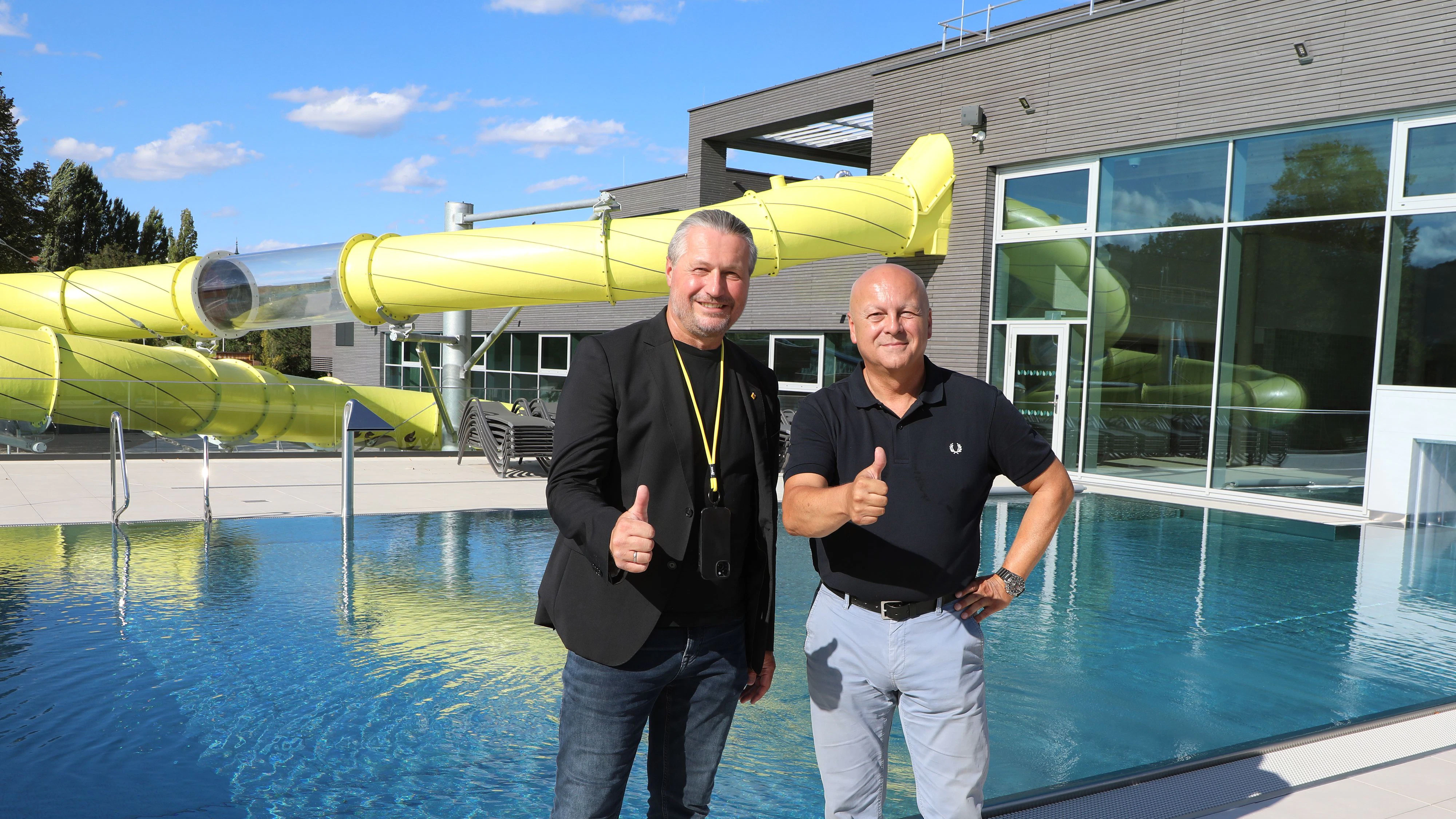 Bürgermeister Peter Molnar und Roland Dewisch (Kremser Freizeitbetriebs GmbH) im Freizeitbereich des neu eröffneten Kremser Freizeit- und Erlebnisbads Mirador – von links.