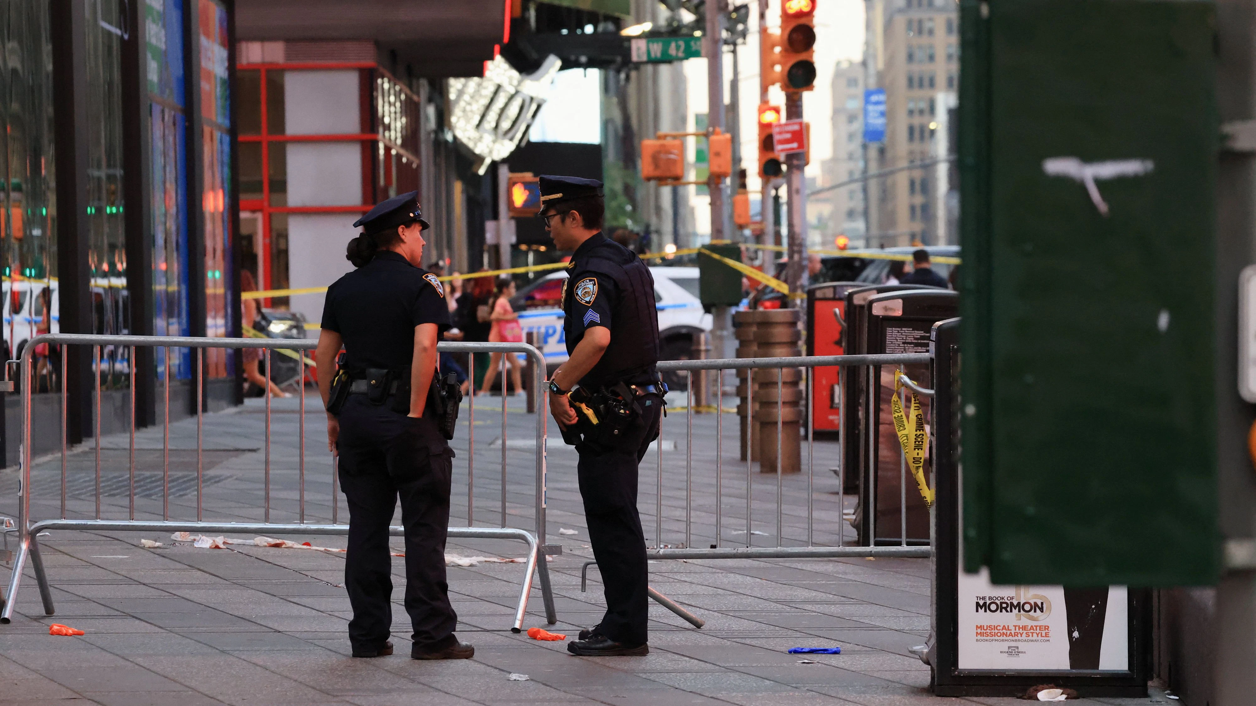 Blutbad am Times Square! Frau ersticht Passantin