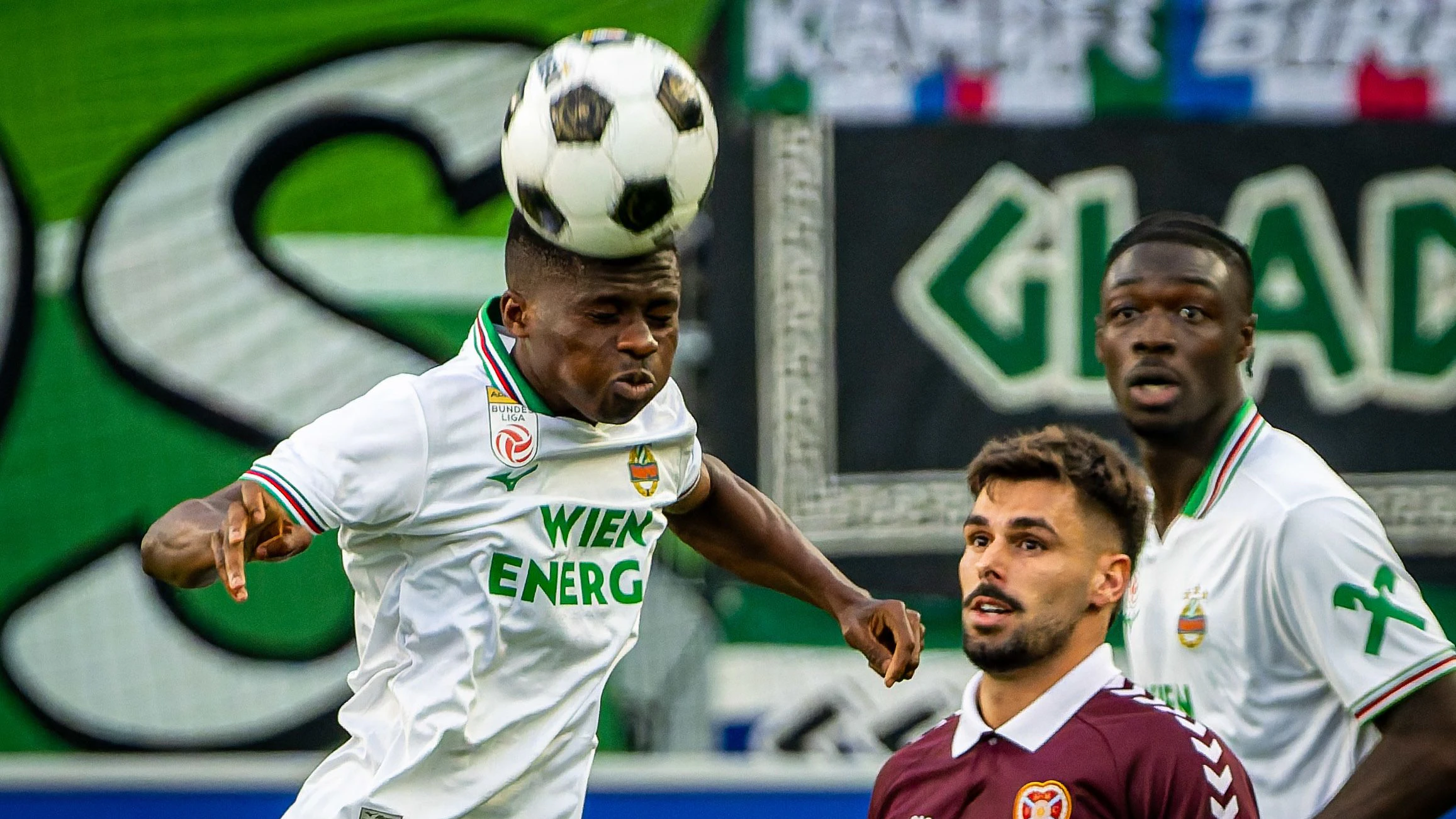 Romeo Amane (l.) verlässt Rapid.