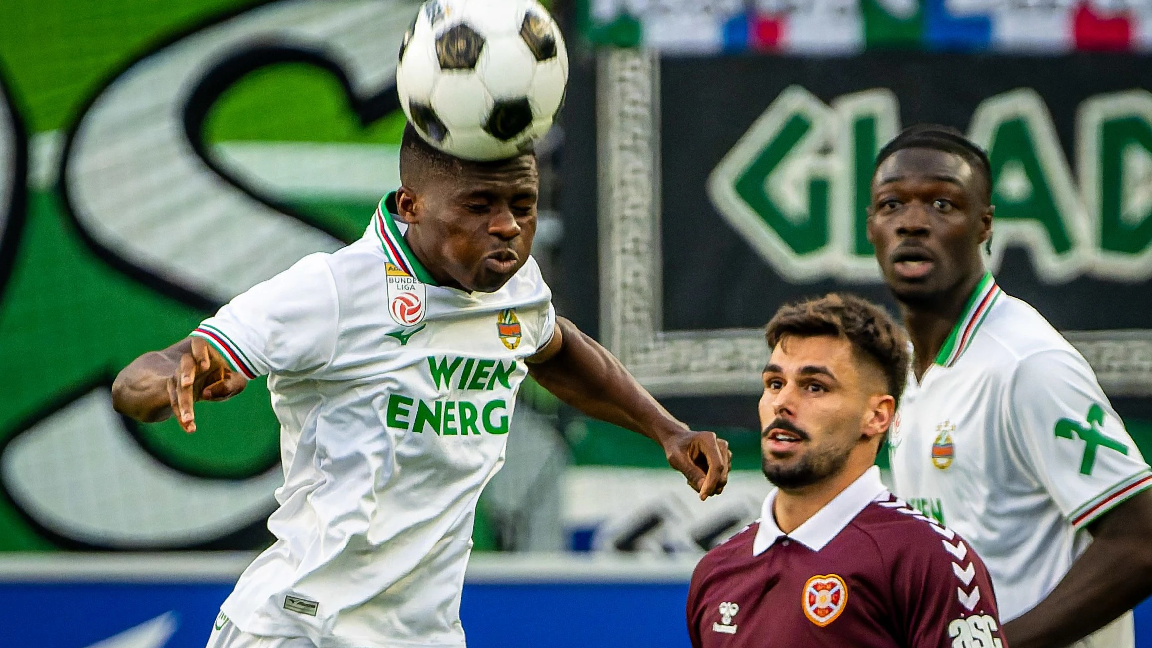 Romeo Amane (l.) verlässt Rapid.