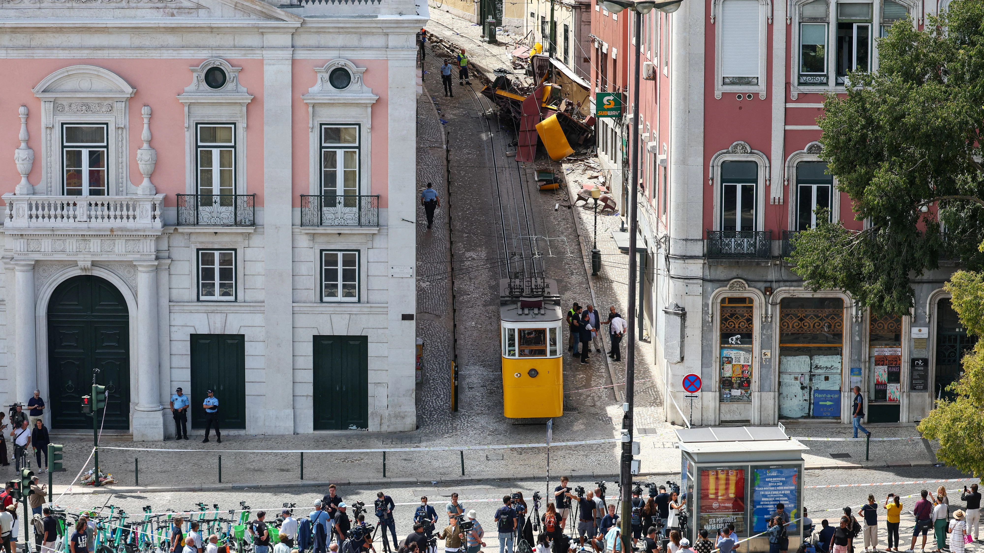 16 Menschen starben, rund 20 weitere wurden verletzt, als ein Waggon der Gloria-Standseilbahn in einer Kurve entgleiste und gegen ein Haus prallte.
