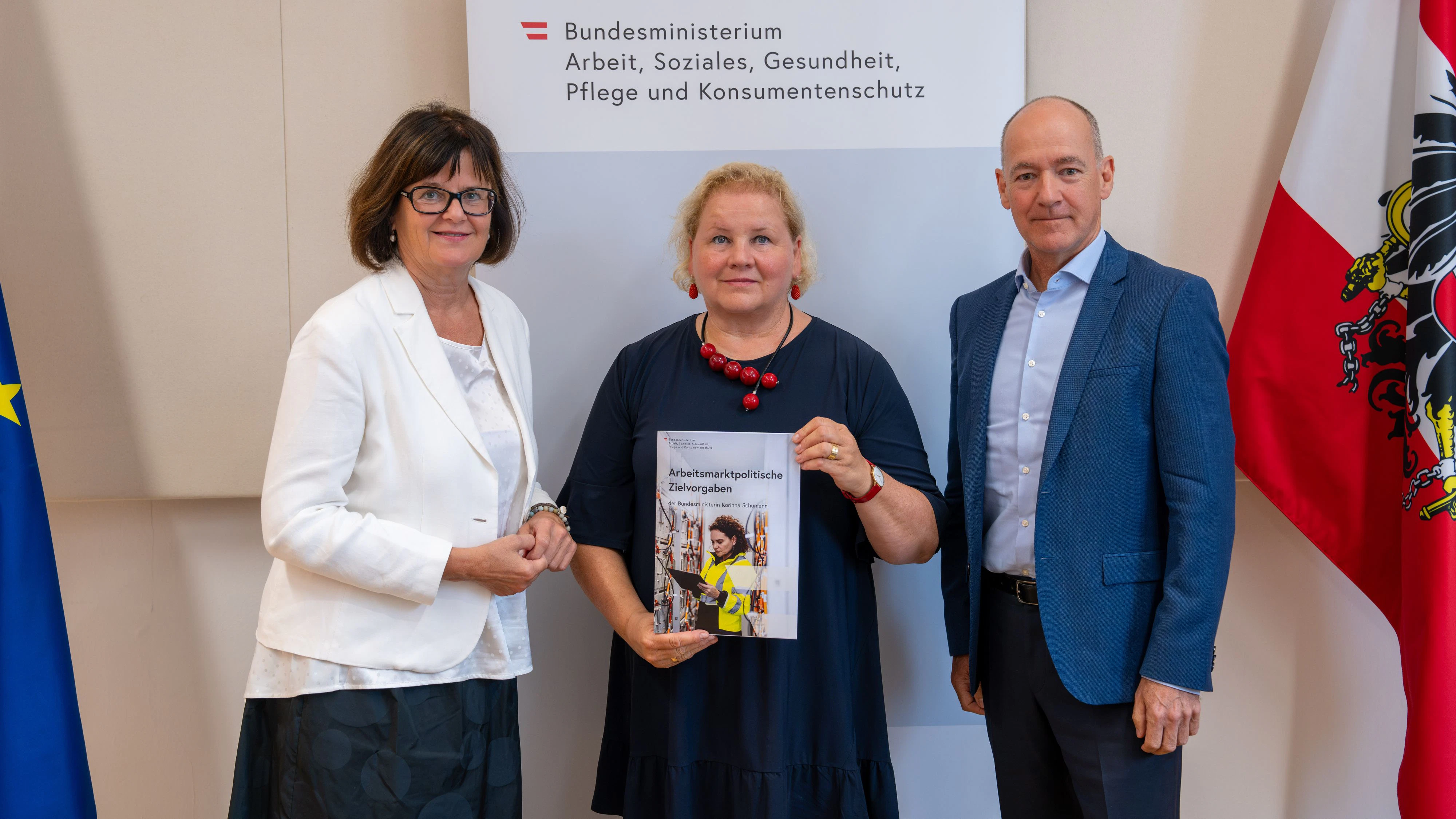 Arbeitsministerin Korinna Schumann (SPÖ) präsentiert neue arbeitsmarktpolitische Zielvorhaben – gemeinsam mit AMS-Vorständin Petra Draxl und Wifo-Ökonom Helmut Mahringer.