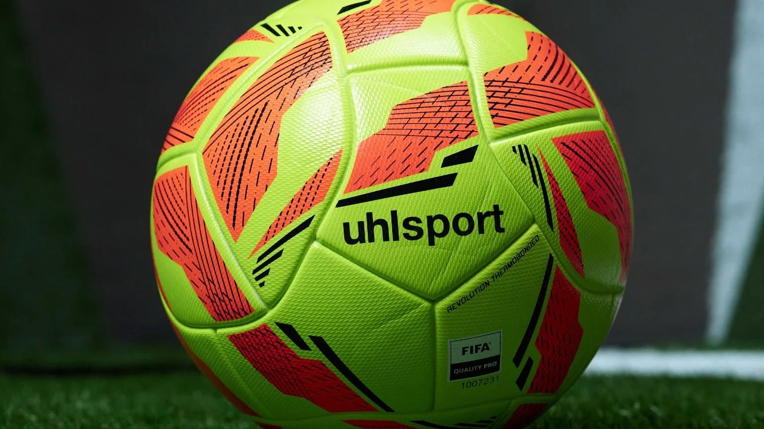 Uhlsports Kernkompetenz und Historie liegt komplett im Fußballsport.