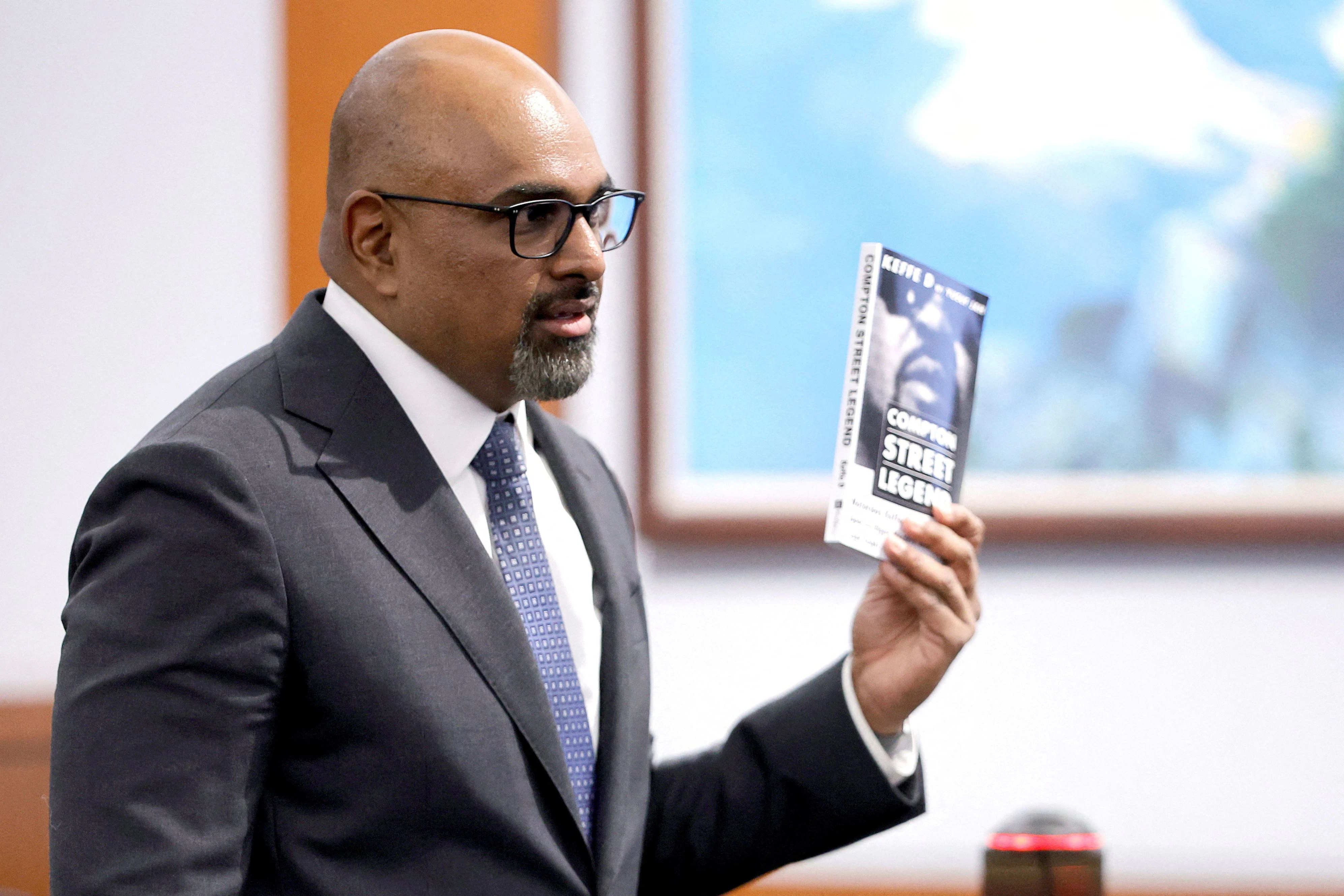 Staatsanwalt Binu Palal mit einem Exemplar von Duane Davis’ Memoiren "Compton Street Legends", in dem er den Mord an Tupac Shakur schildert