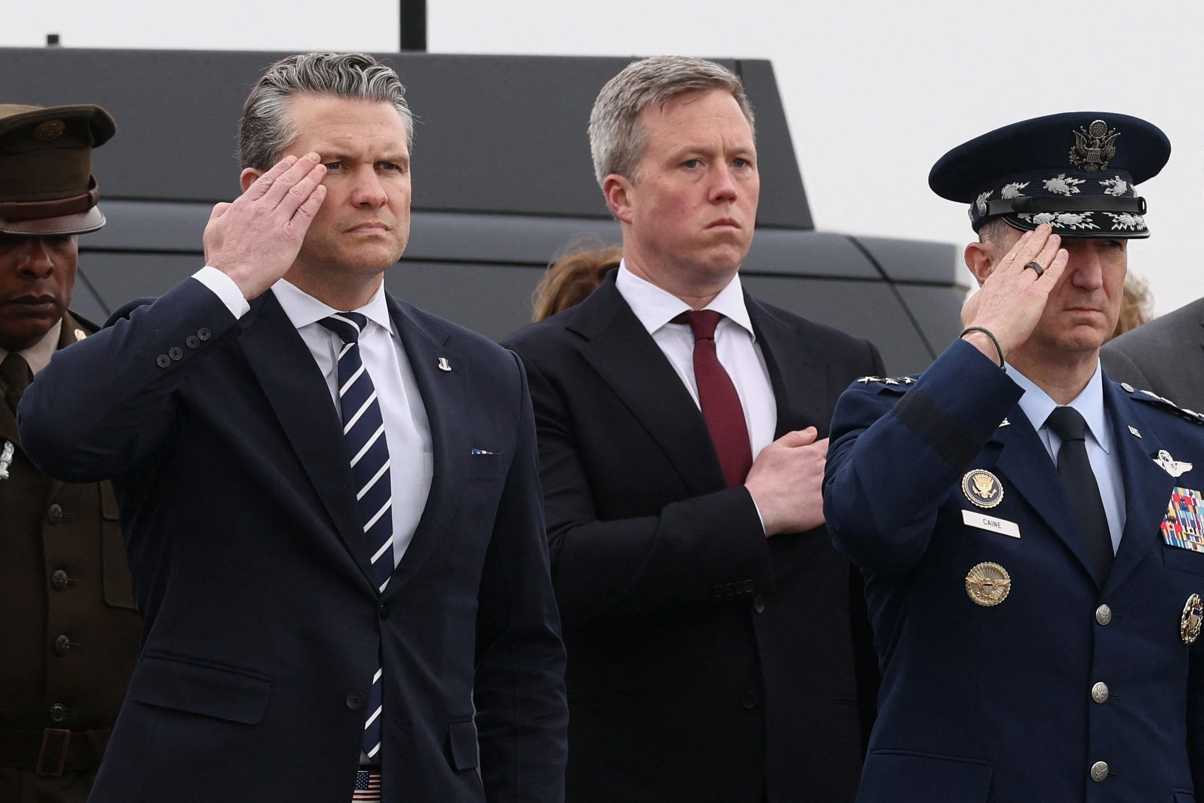 Staatssekretär Dan Driscoll (2. v. r.) galt als zweiter Mann im Pentagon hinter Verteidigungsminister Pete Hegseth (l.). Sein Abgang reißt ein tiefes Loch