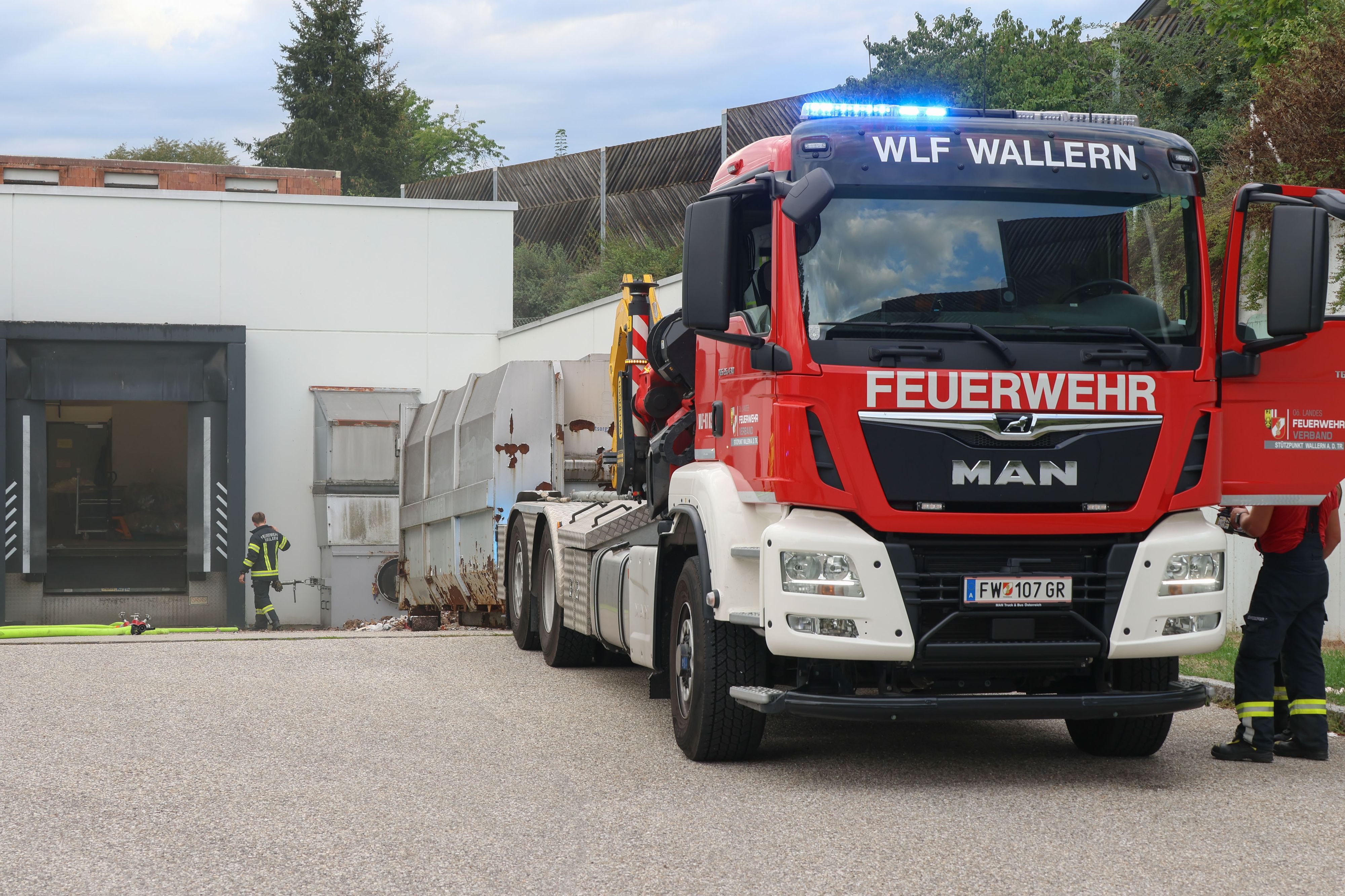 Die Feuerwehr schaffte den brennenden Container mithilfe eines Fahrzeugs weg.